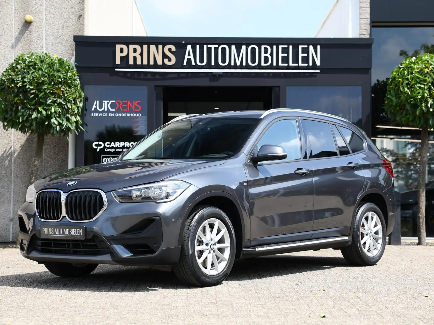 BMW X1 sDrive20i Standkachel|Groot Navi|Privacy glass Grijs - 1