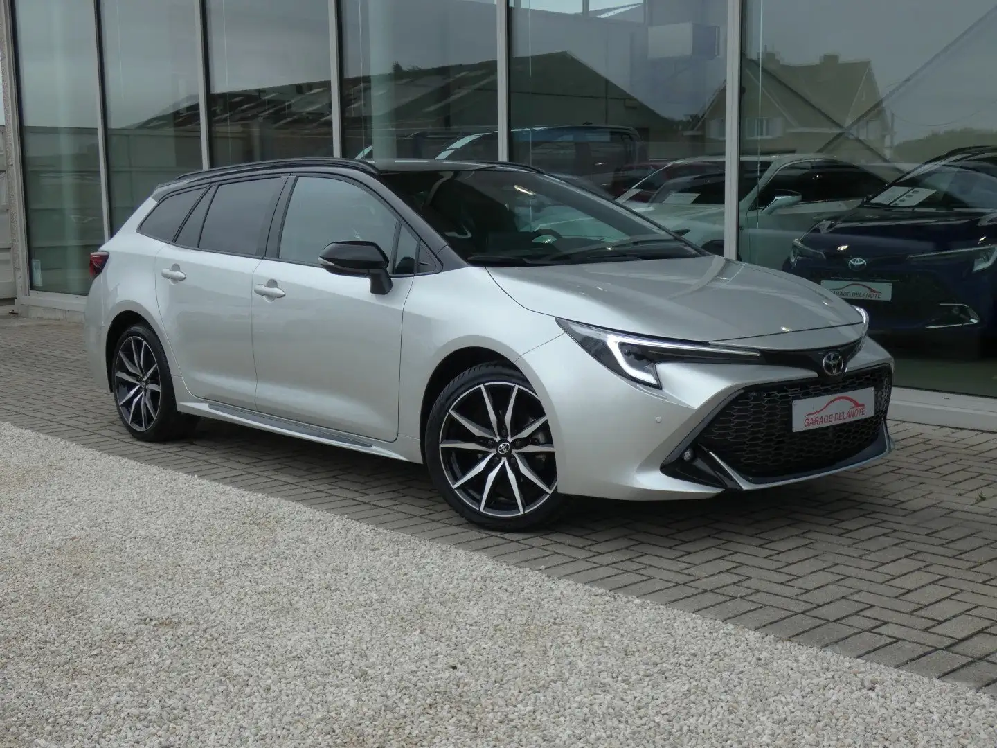 Toyota Corolla Touring 1.8 Hybrid *GR SPORT* 140pk FACELIFT Zilver - 1