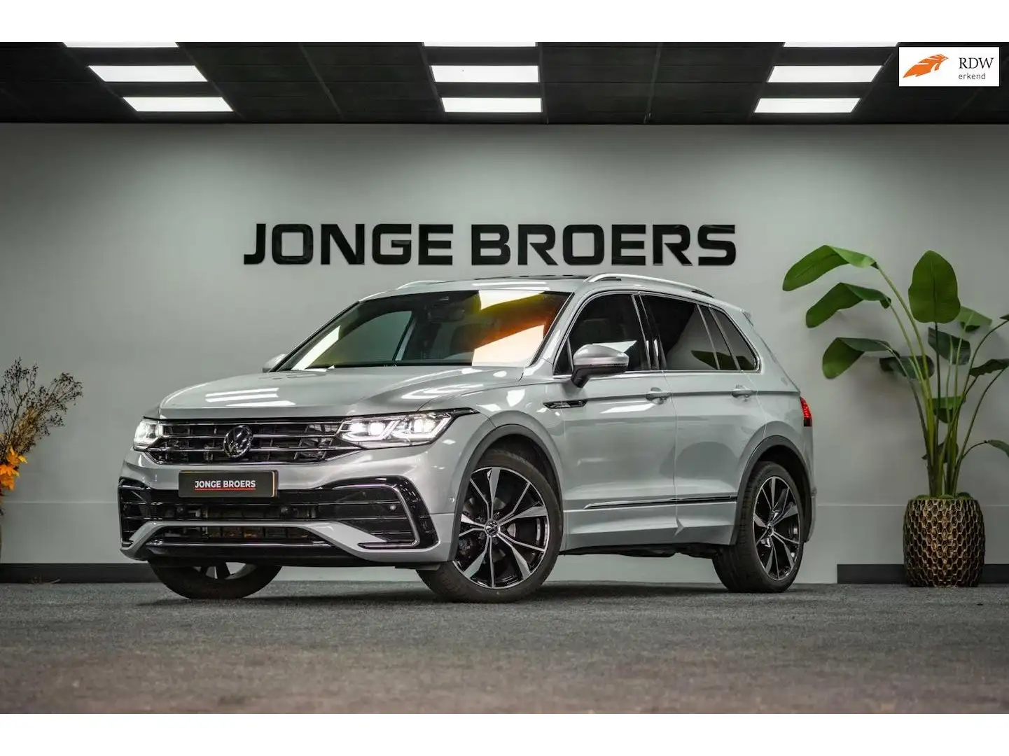 Volkswagen Tiguan 1.5 TSI R-Line Business+ |Pano|iQ-light|Acc Gris - 1