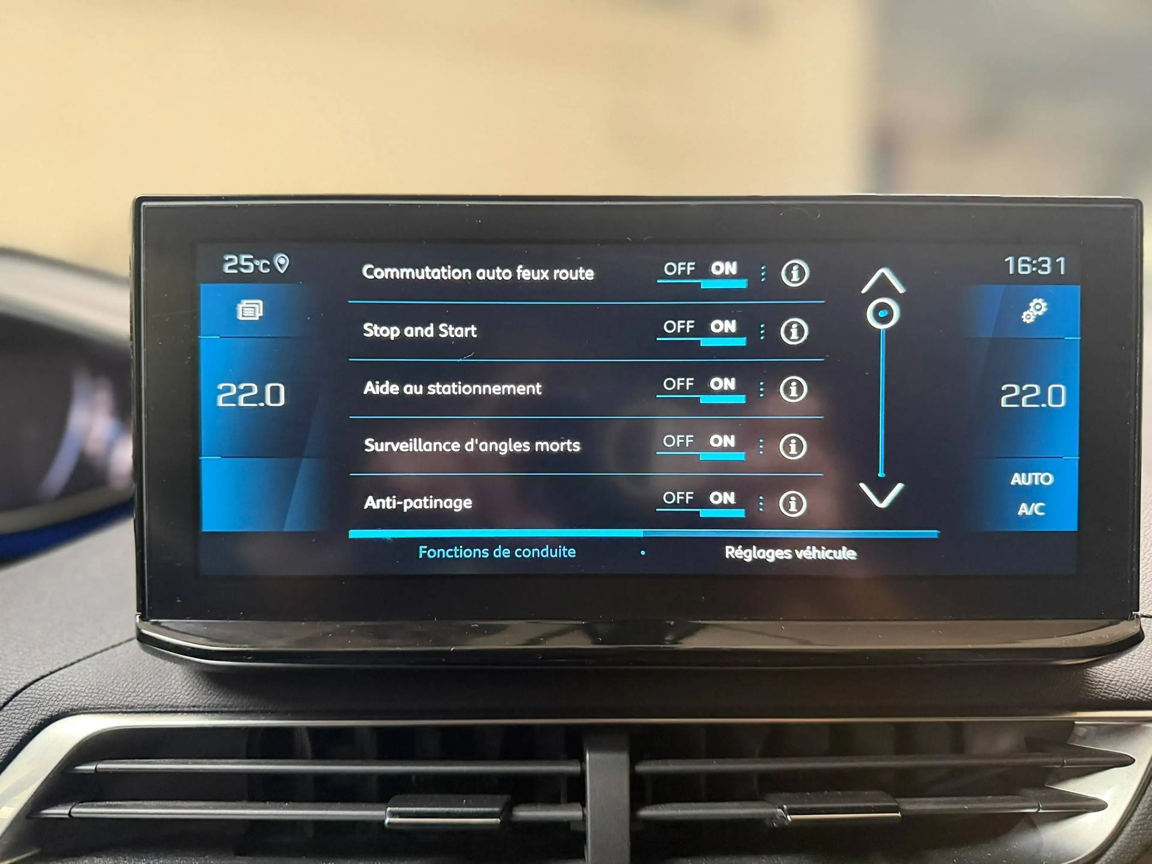 Peugeot 3008 3008 1.5 BlueHDi Allure — photo 13