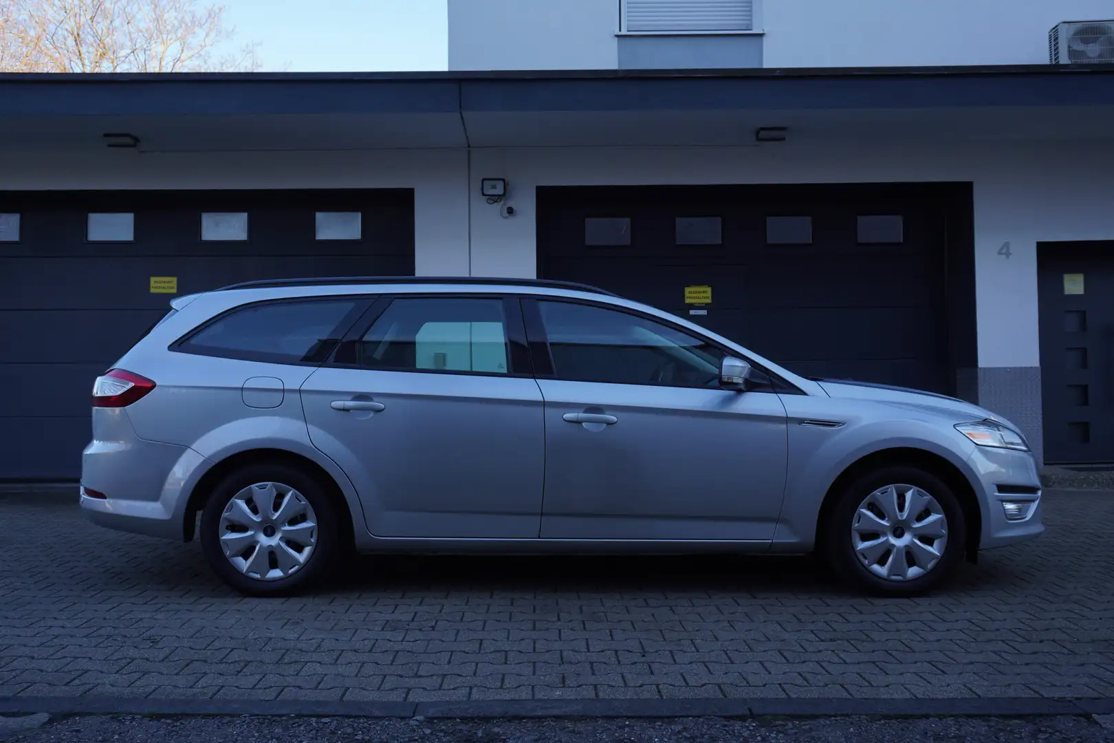 Ford Mondeo Turnier 1.6 TDCi Trend KLIMA+NAVI+PDC+6Gang+TEMPO Silber - 2