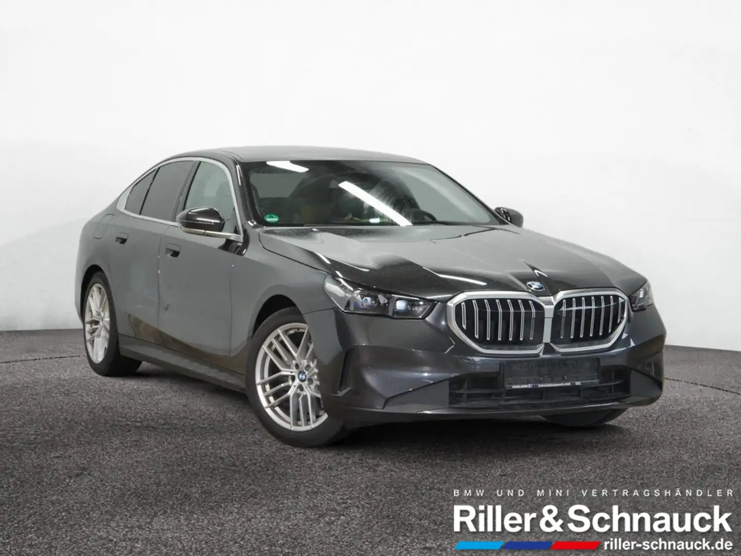 BMW 520 d xDrive PANO+STANDHZG+360°KAM+HK Grau - 2
