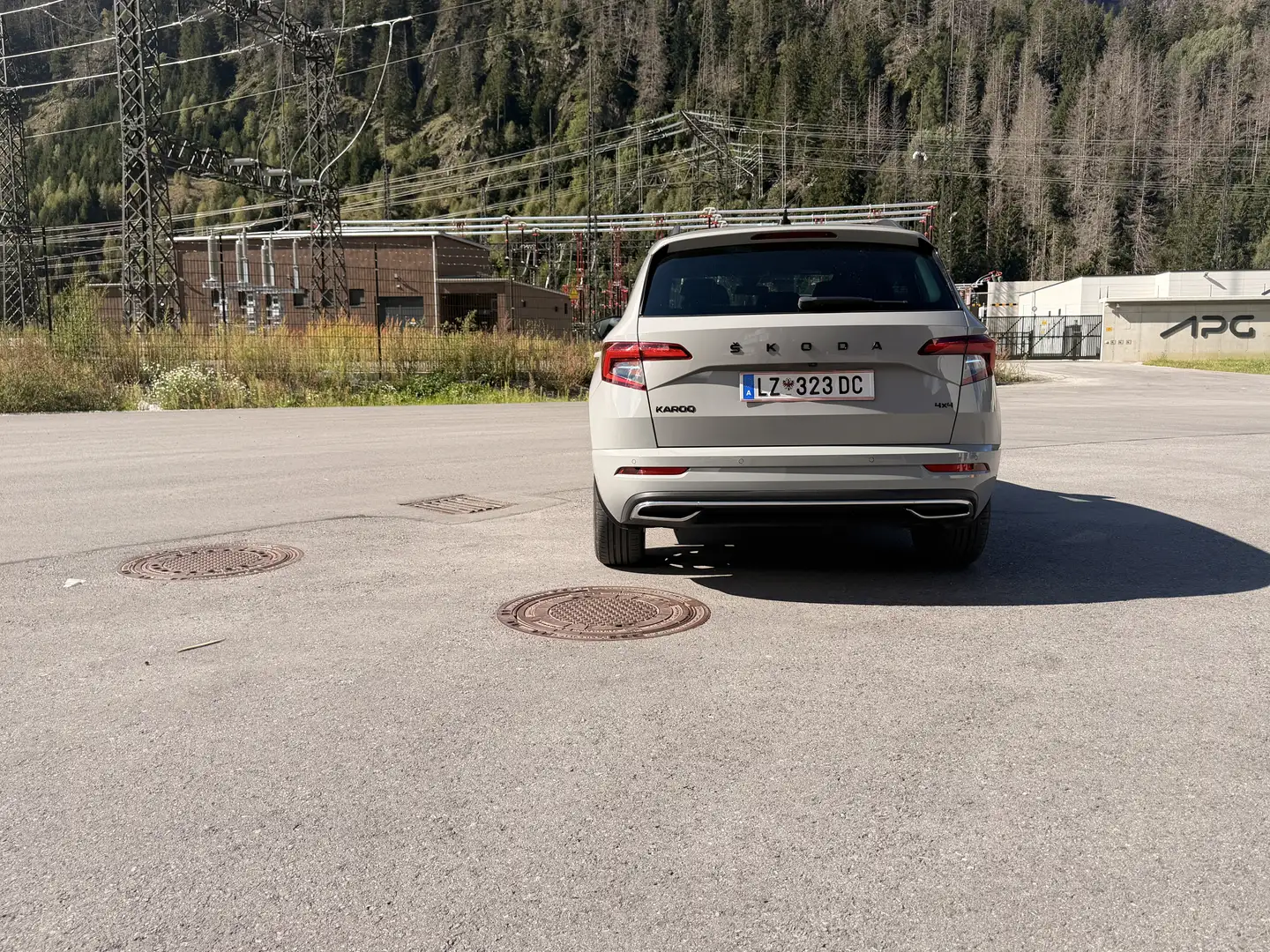 Skoda Karoq 2.0 TDI SCR 4x4 DSG Sportline Grau - 2