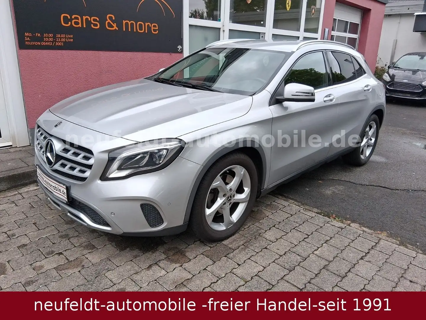 Mercedes-Benz GLA 220 4Matic Offroad-Paket LED HighPerformance Silber - 1