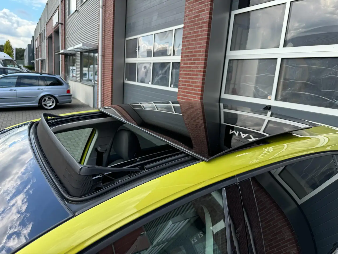 Volkswagen Golf 8 1.5 TSI 150PK LED Pano Alcantara Navi ACC Jaune - 2