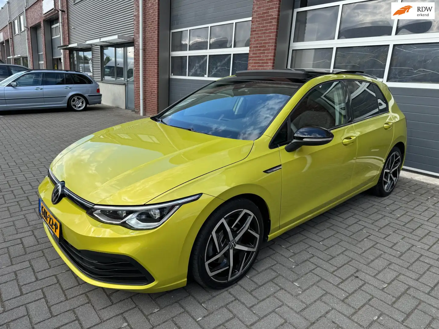 Volkswagen Golf 8 1.5 TSI 150PK LED Pano Alcantara Navi ACC Jaune - 1