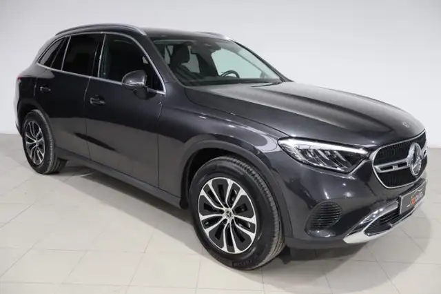 Mercedes-Benz GLC 200 view 4