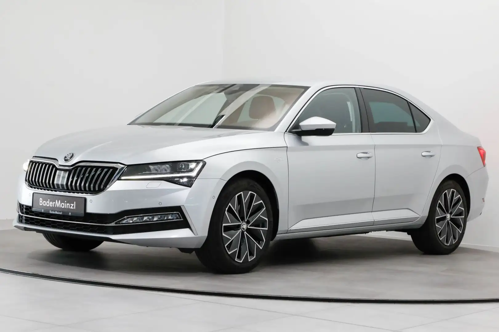 Skoda Superb Limousine 1.5 TSI DSG L&K Leder SHZ Navi Srebrny - 2