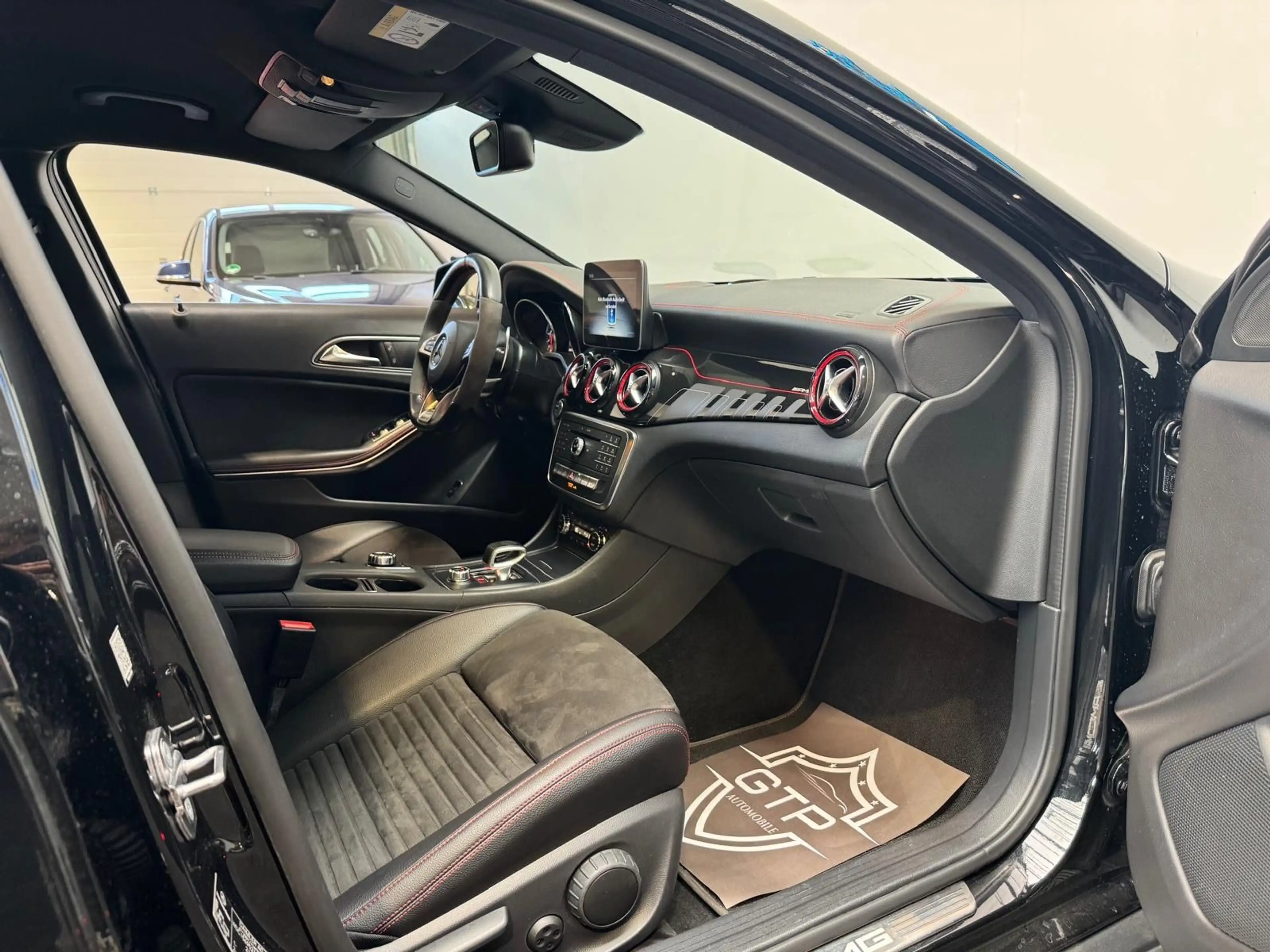 Mercedes-Benz GLA 45 AMG 4Matic *LED*R-Kam*Tempomat* — photo 12