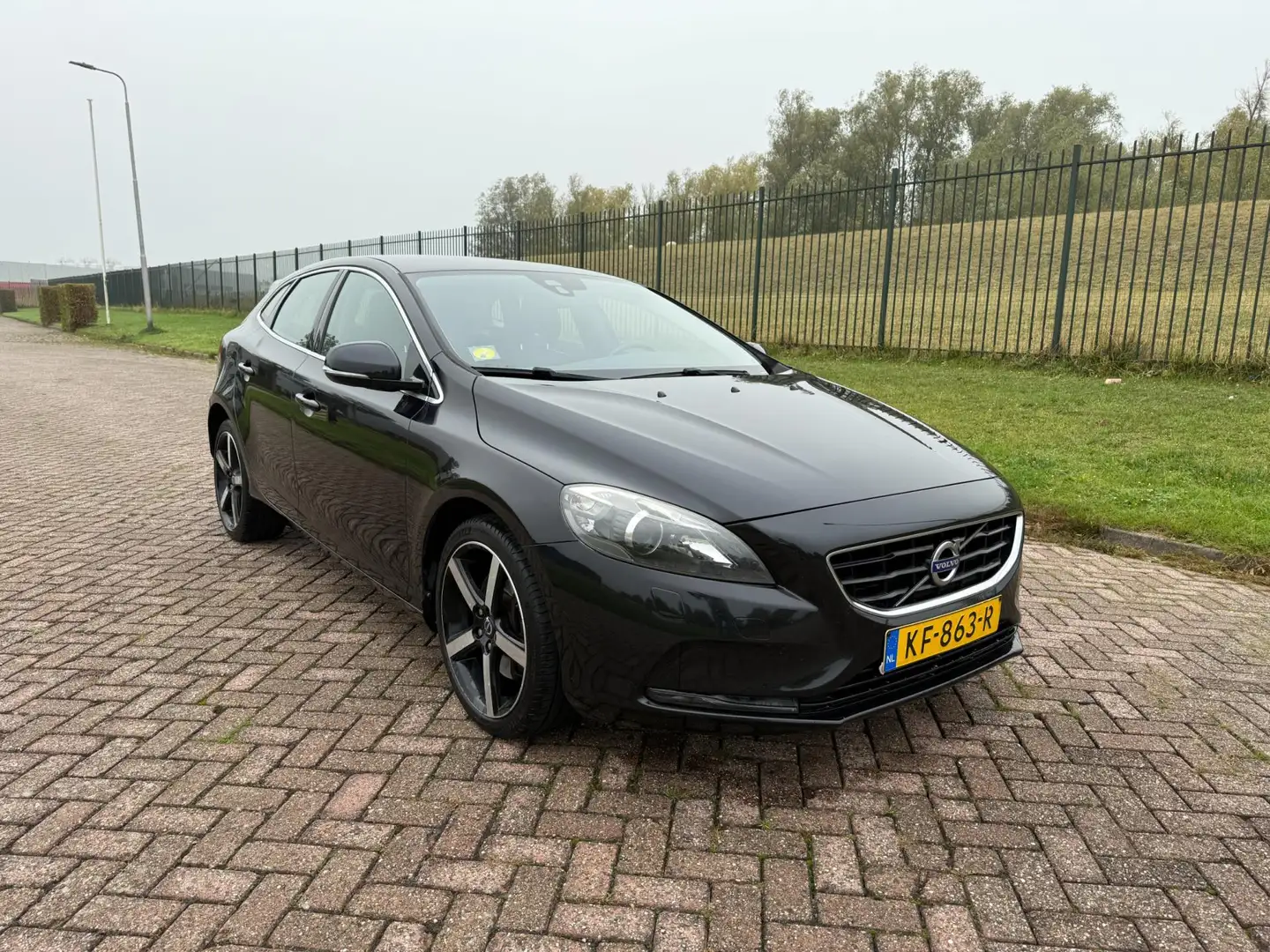 Volvo V40 2.0 D3 Summum Noir - 1