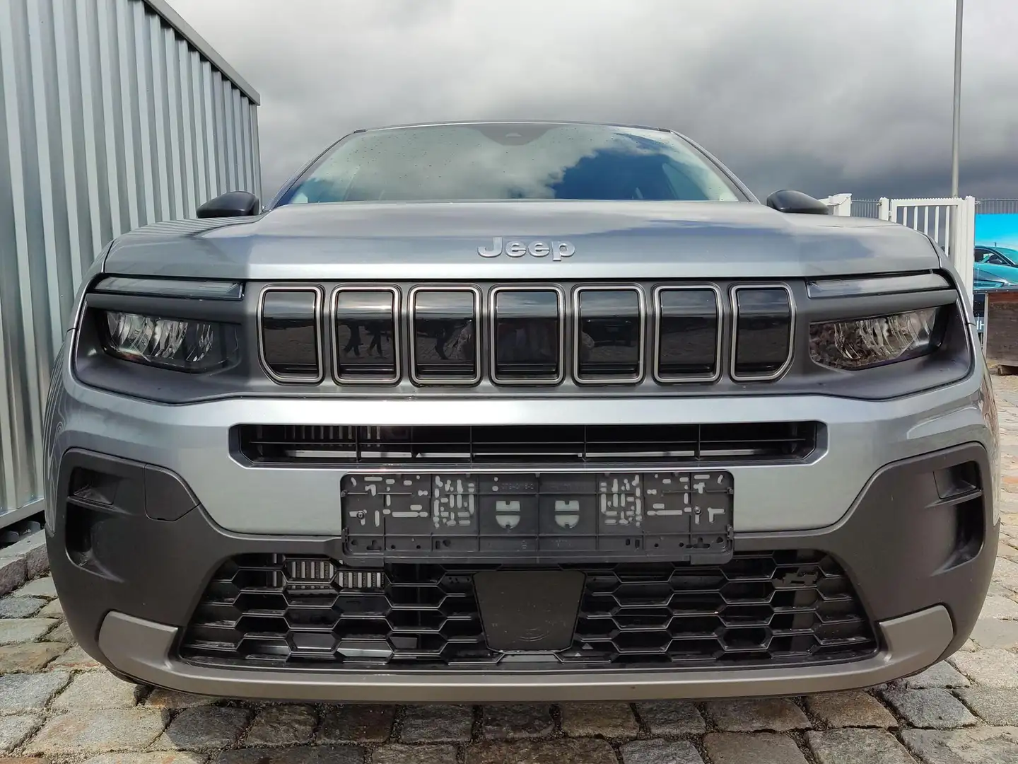 Jeep Avenger Longitude 1.2 e-Hybrid 110 PS DCT AndroidAuto/A... Grau - 2