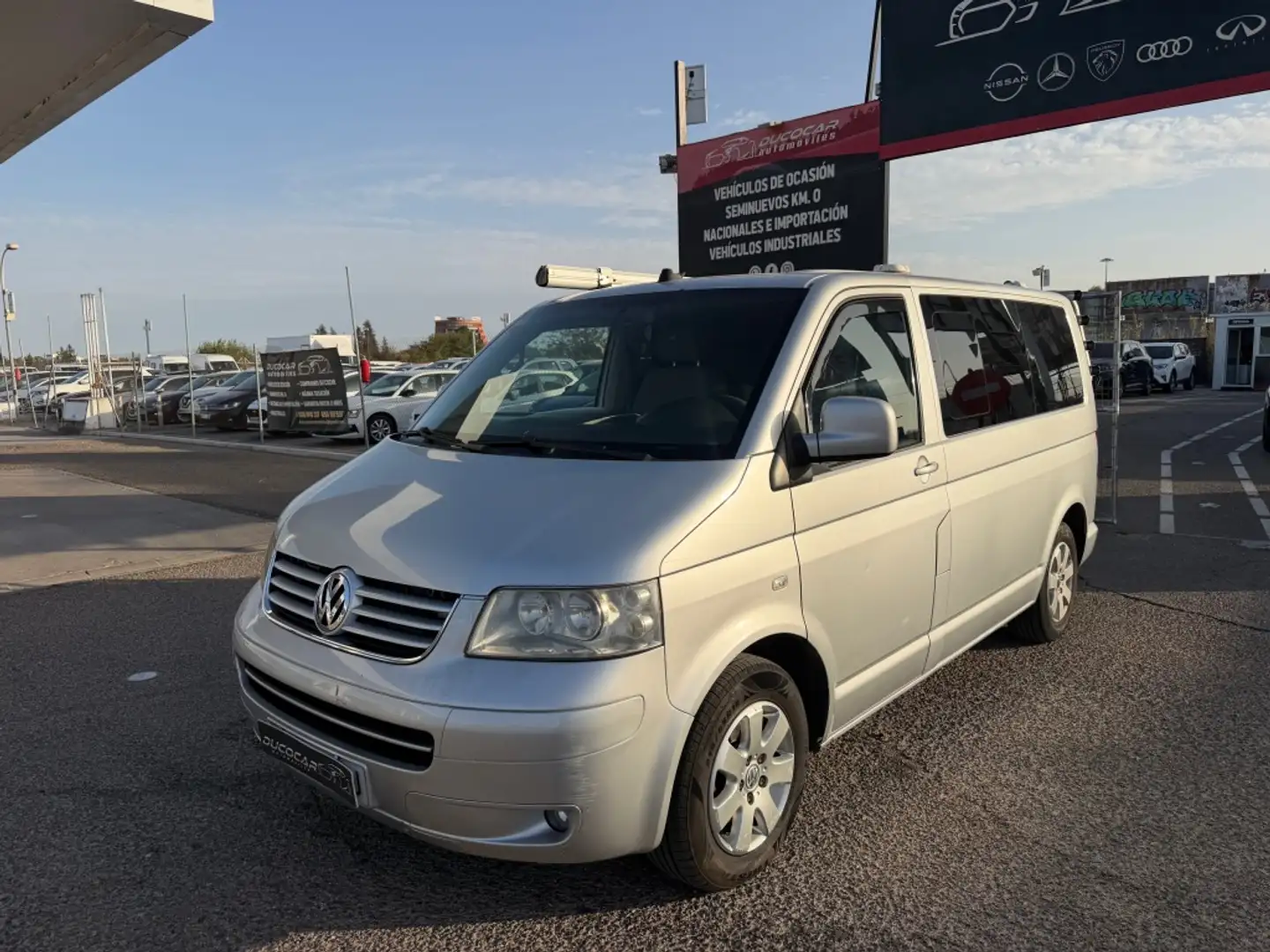 Volkswagen VOLKSWAGEN Multivan M1 Monovolumen Manual de 5 Pu Gris - 2
