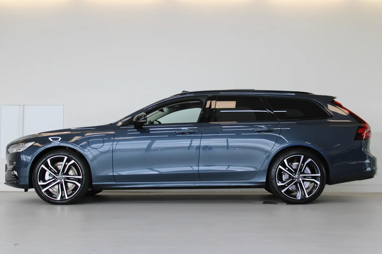 Volvo V90 T8 455PK Ultra Dark Executive Edition | Panoramada Синий - 2