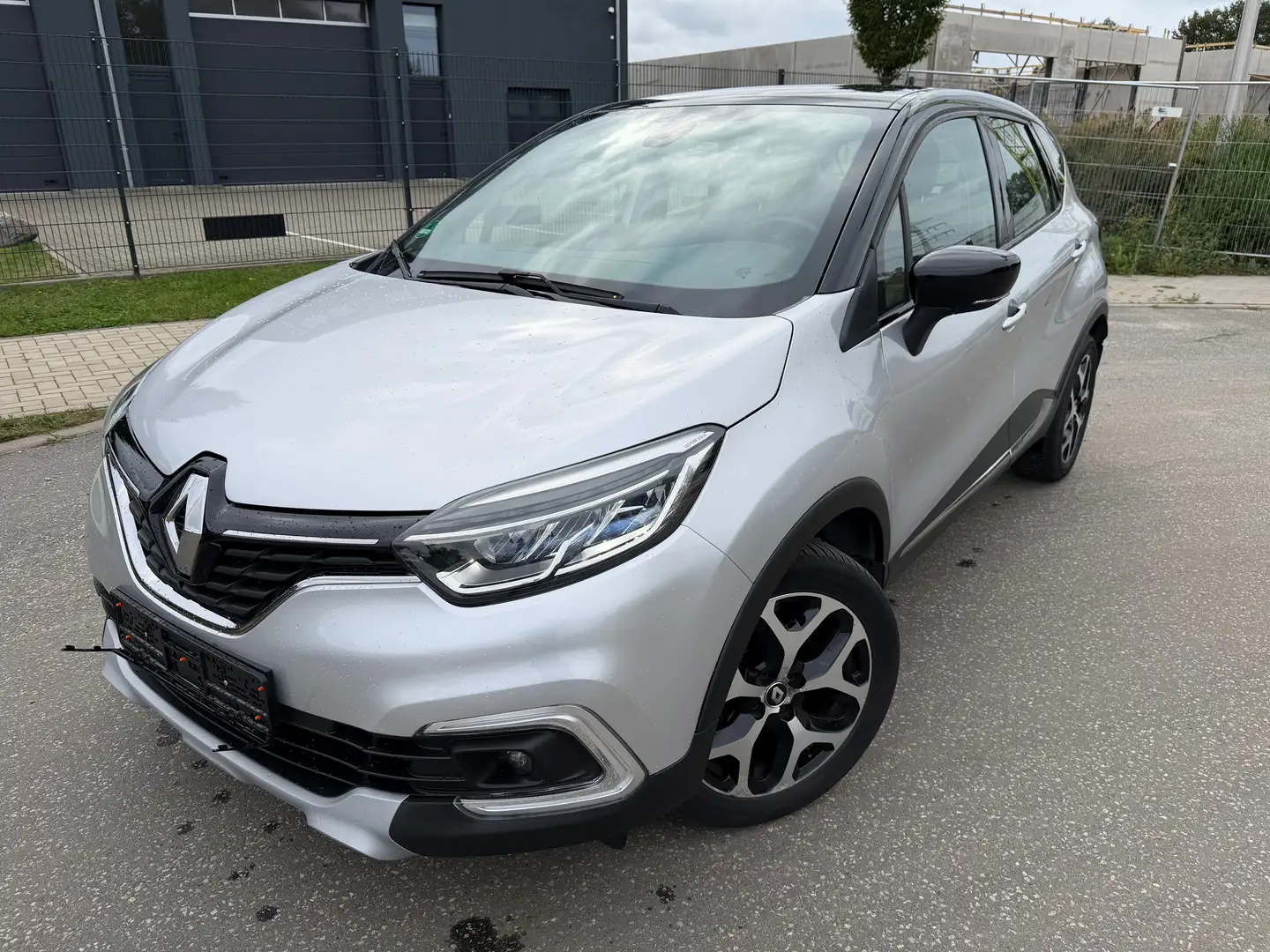 Renault Captur 1,5 DCI Energy Automatik 2.HD+AHK+LED+NAV+17 Zoll Silber - 1