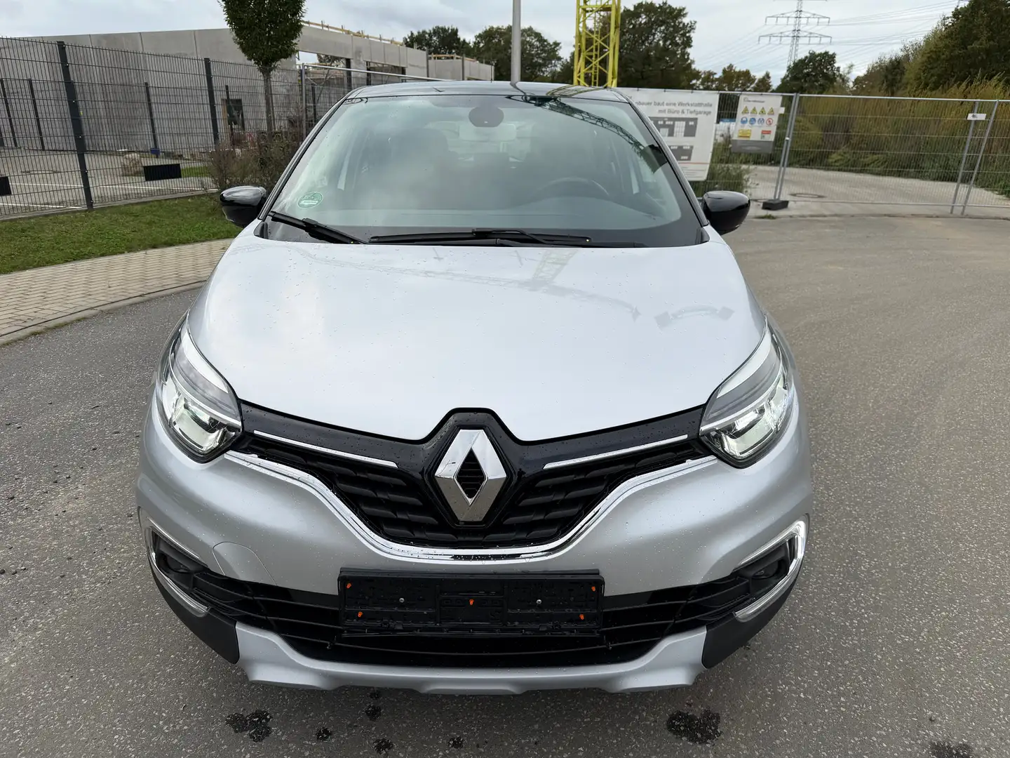 Renault Captur 1,5 DCI Energy Automatik 2.HD+AHK+LED+NAV+17 Zoll Silber - 2