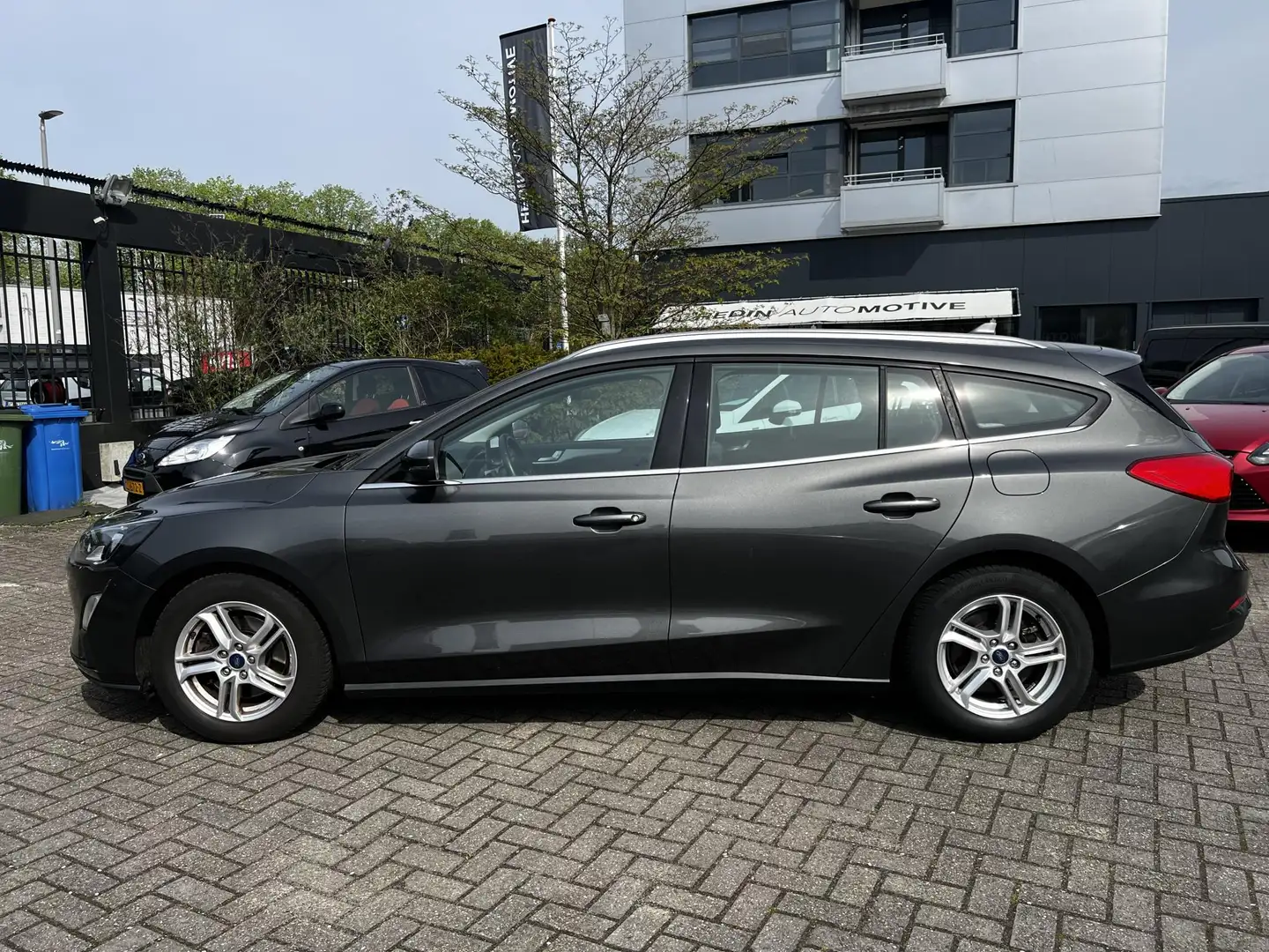 Ford Focus Wagon 1.0 EcoBoost Trend Edition Business Grijs - 2