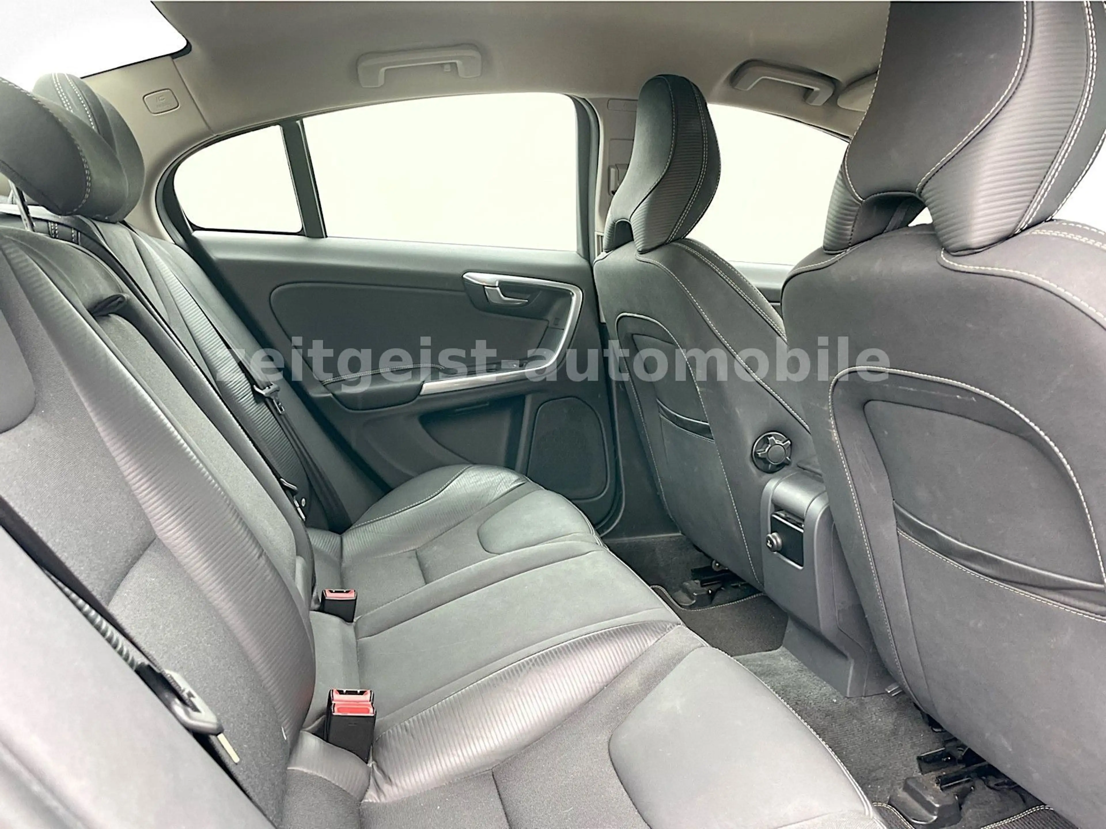 Volvo S60 1.6i R-Design*TÜV & SERVICE NEU* — photo 12