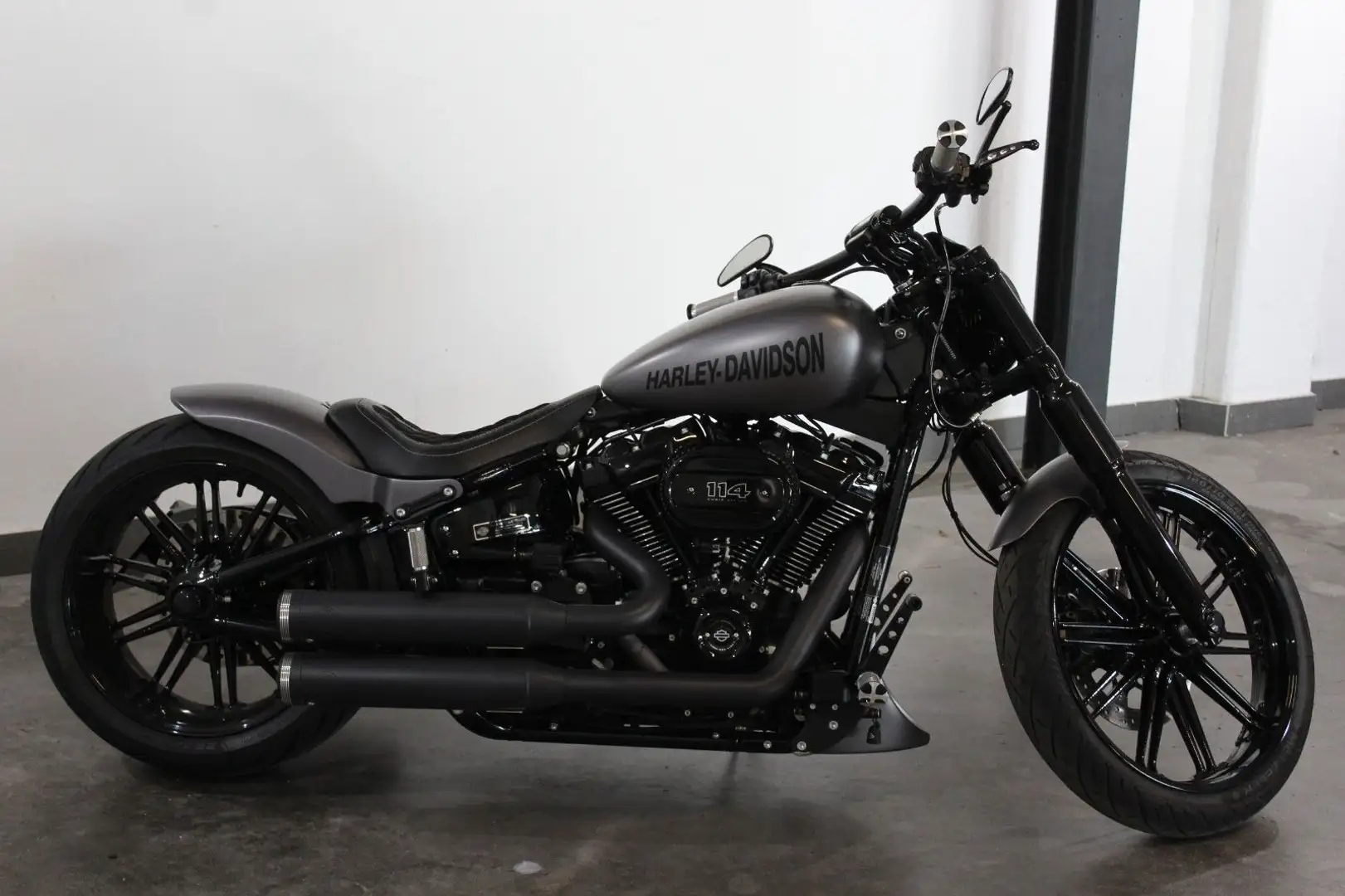 Harley-Davidson Breakout orig. Harley Custom Umbau Kesstech Černá - 2