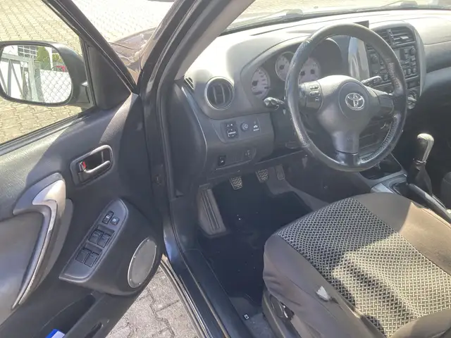 Toyota Rav4 view 5