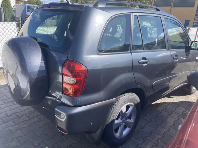 Toyota Rav4 view 4