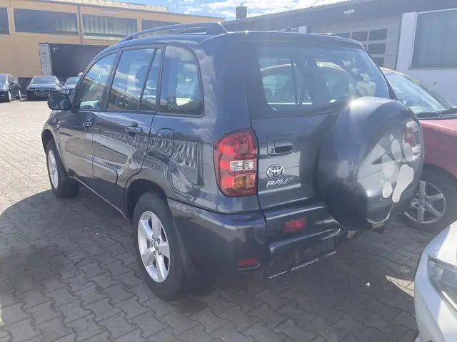 Toyota Rav4 view 3