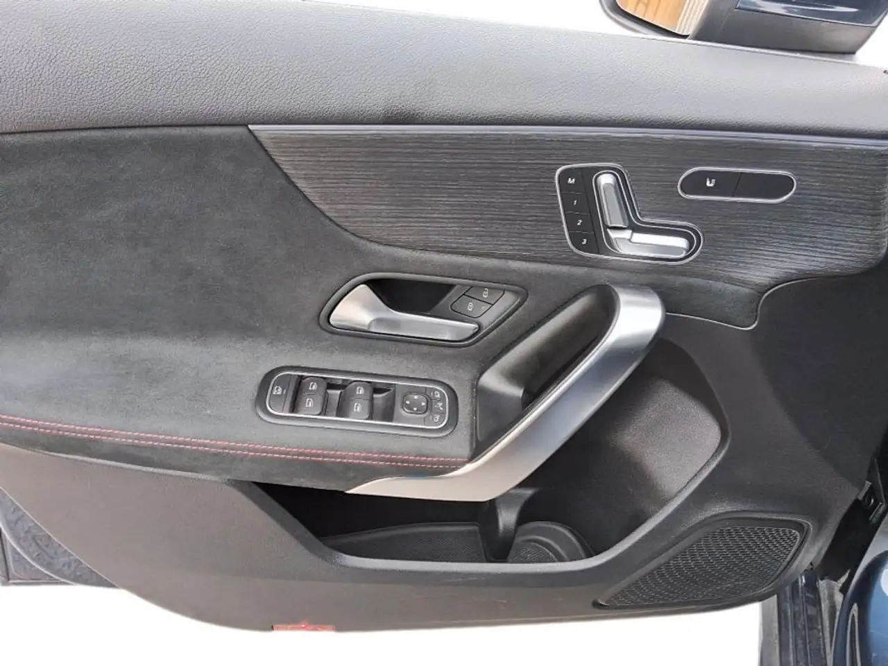 Mercedes-Benz A-Class снимка Mercedes-Benz A-Class