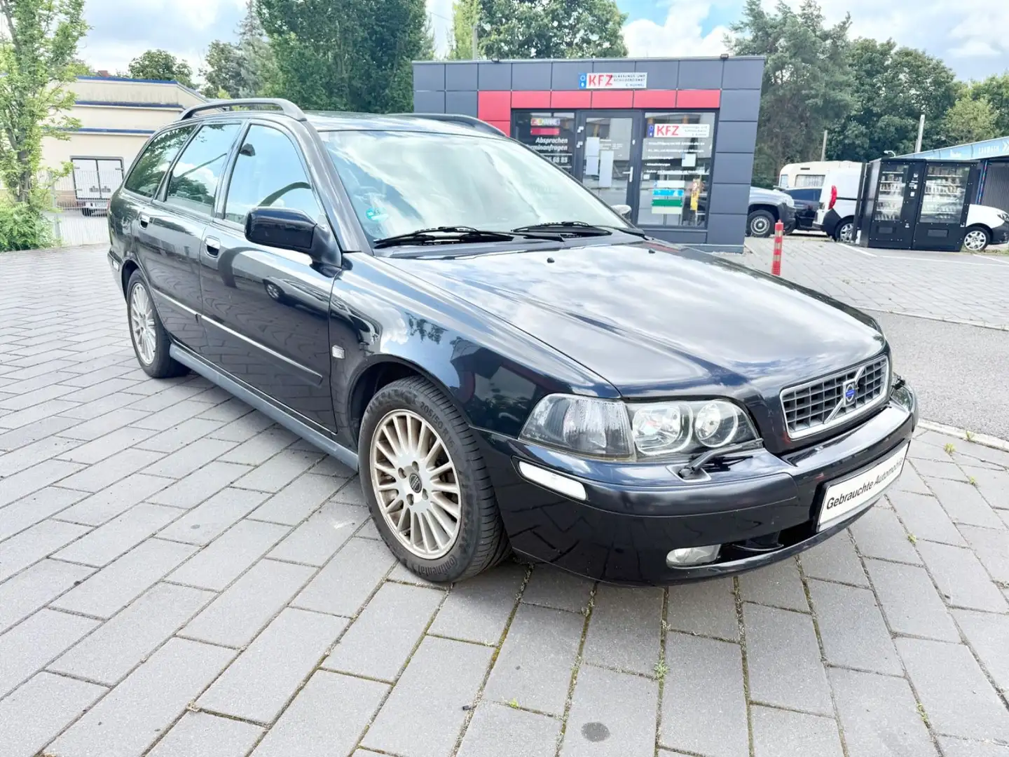 Volvo V40 1.9DComfort,Klima,Sitzheizung,Hängerk,TÜV NEU Black - 2