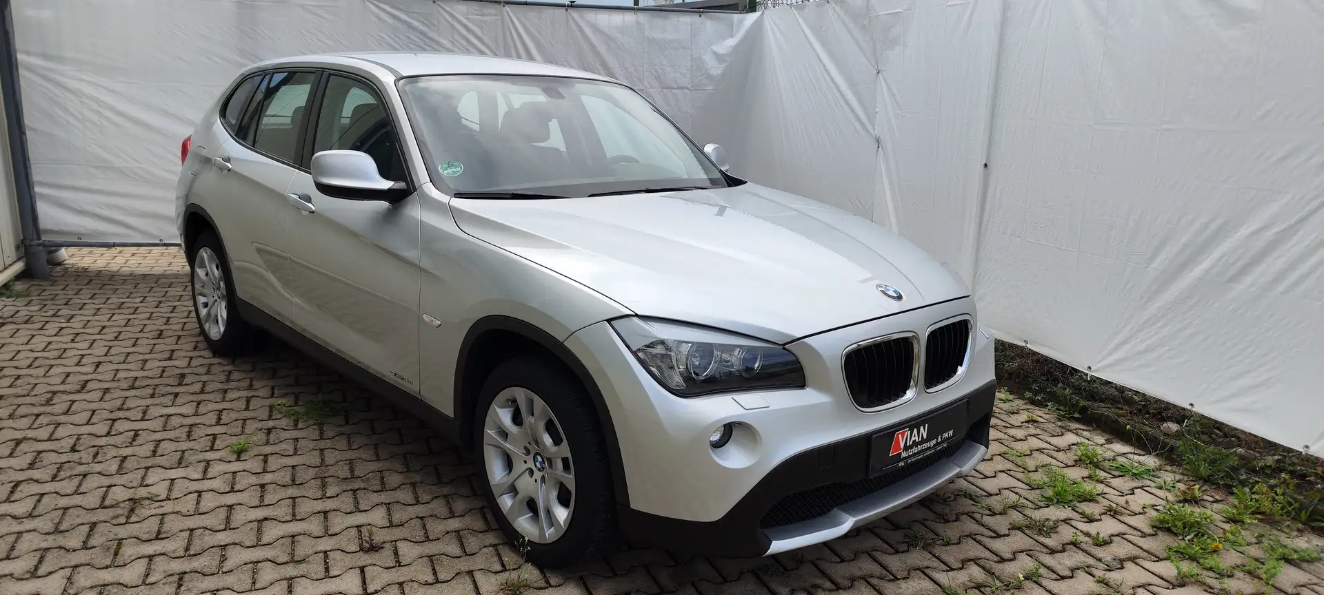 BMW X1 18 i sDrive Silber - 1