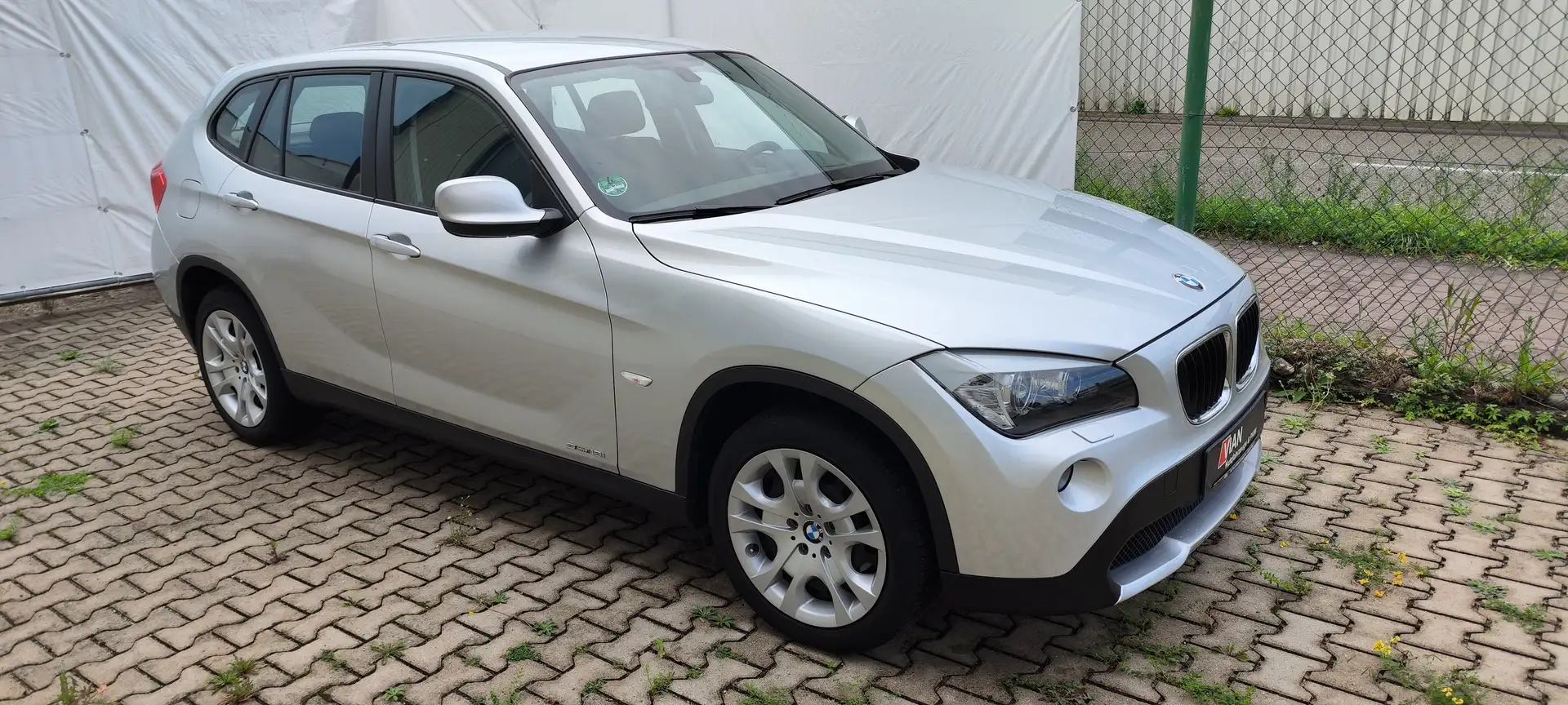 BMW X1 18 i sDrive Silber - 2