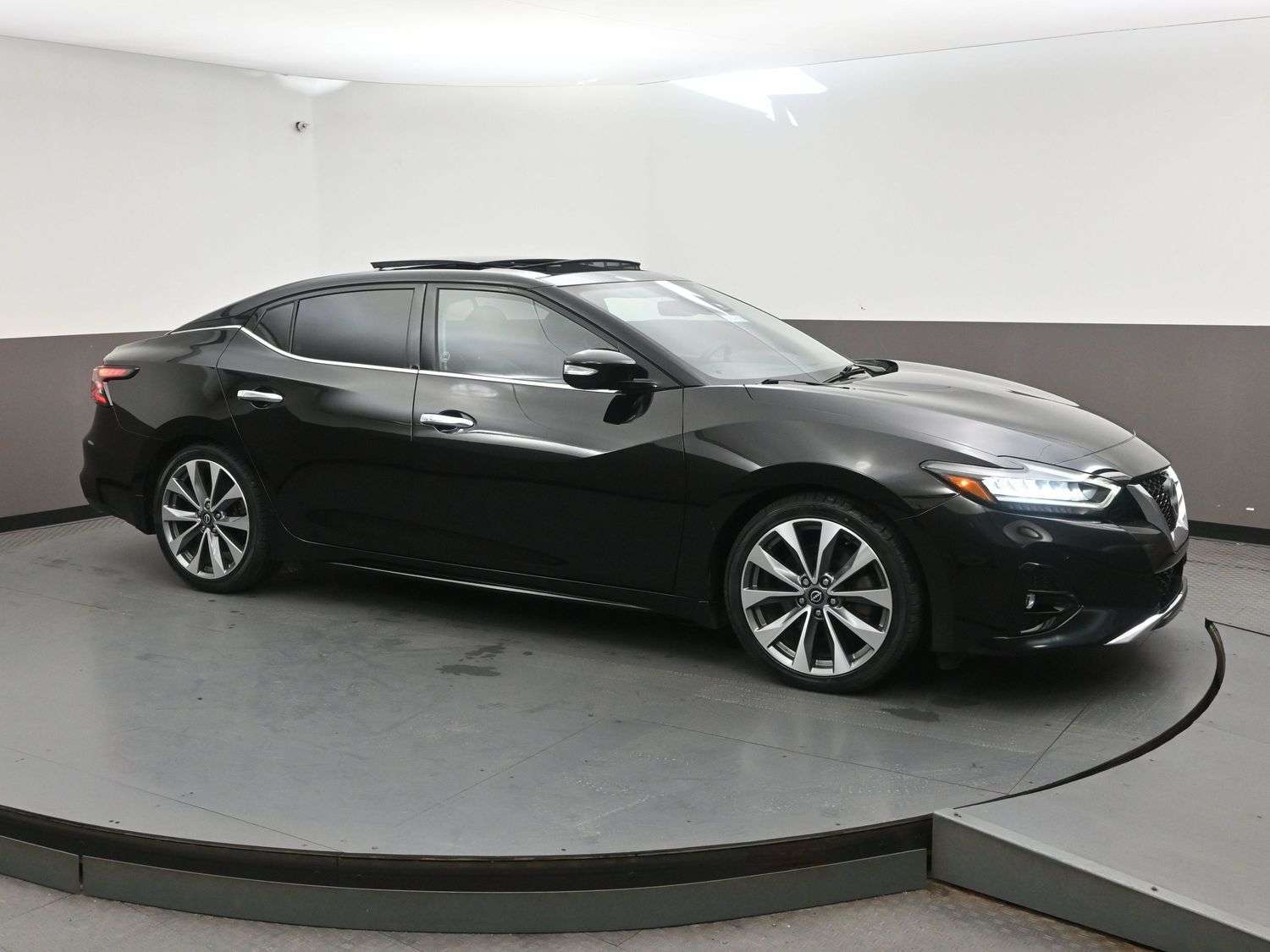 2023 Nissan Maxima PLATINUM Leather Heated & Cooled Seats, Moonroof,