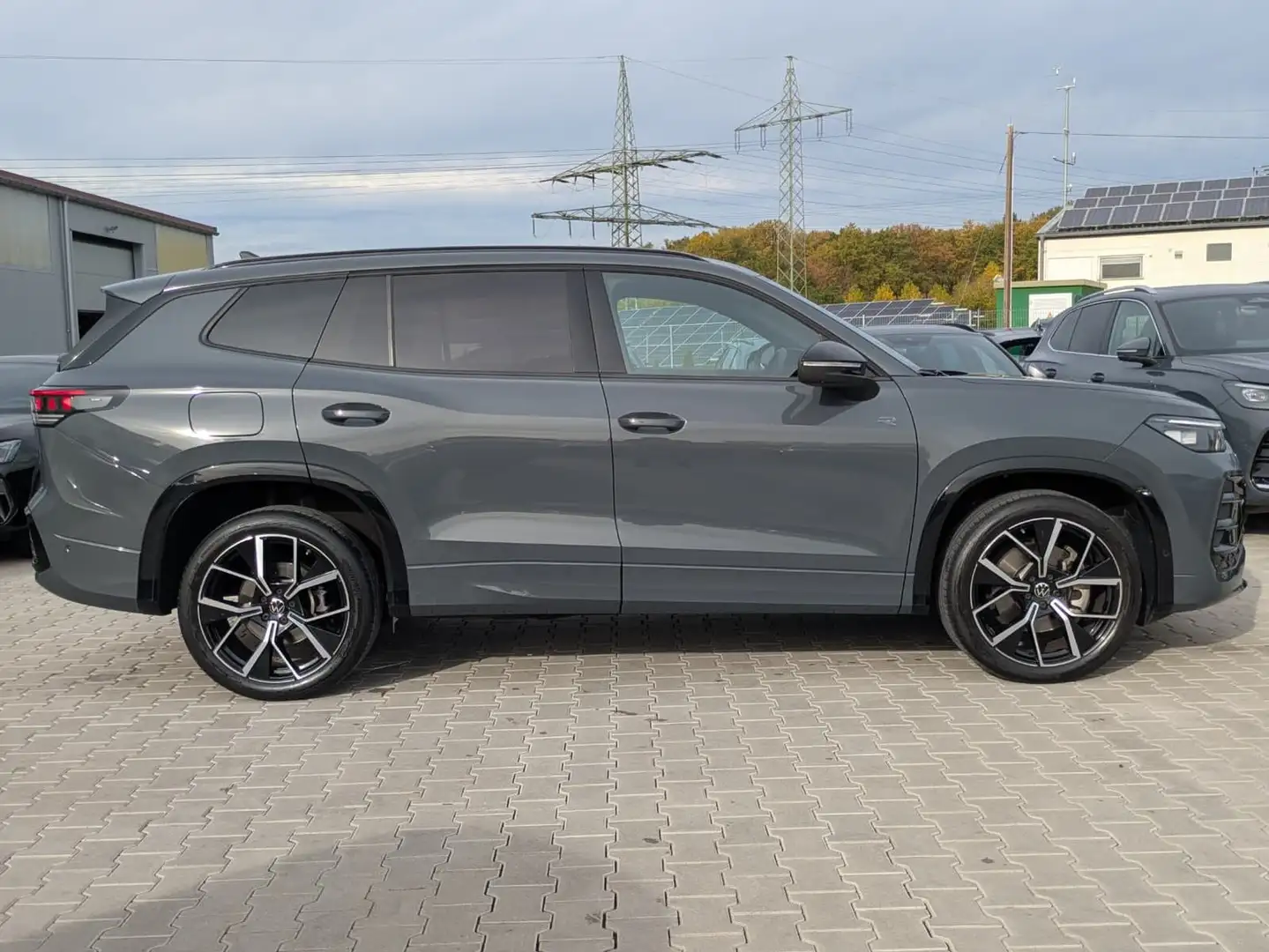 Volkswagen Tayron 2.0 TDI 4M R-Line 7Si*MATRIX*AHK*PANO*HUD Grijs - 2