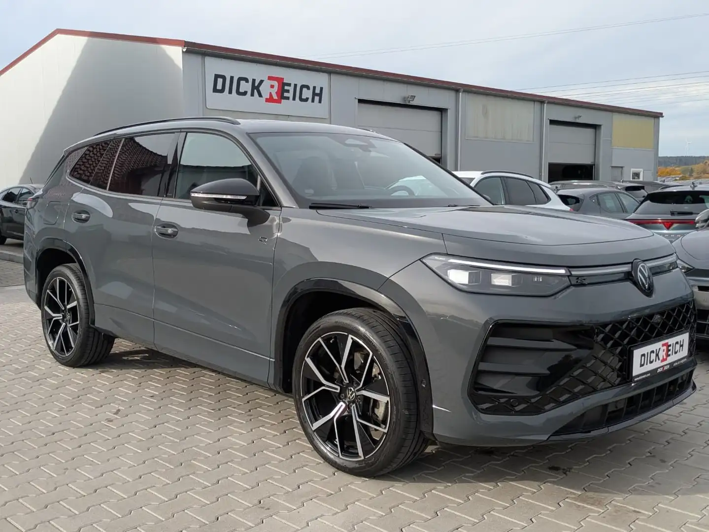 Volkswagen Tayron 2.0 TDI 4M R-Line 7Si*MATRIX*AHK*PANO*HUD Grijs - 1