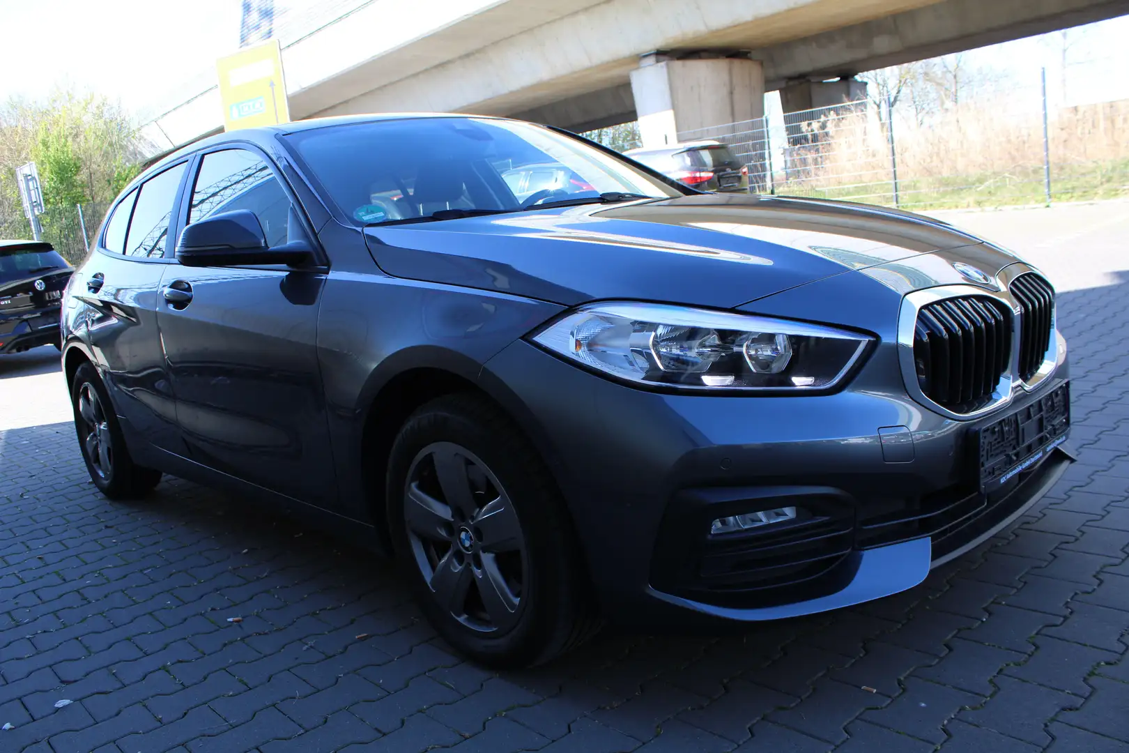 BMW 116 d Advantage Aut. 1.Hand/Navi/SHZ/PDC/Live Cockpit Grijs - 2