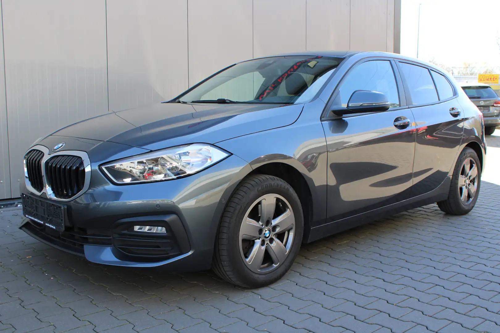 BMW 116 d Advantage Aut. 1.Hand/Navi/SHZ/PDC/Live Cockpit Grijs - 1