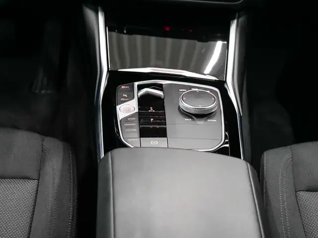 BMW 3 Series view 14