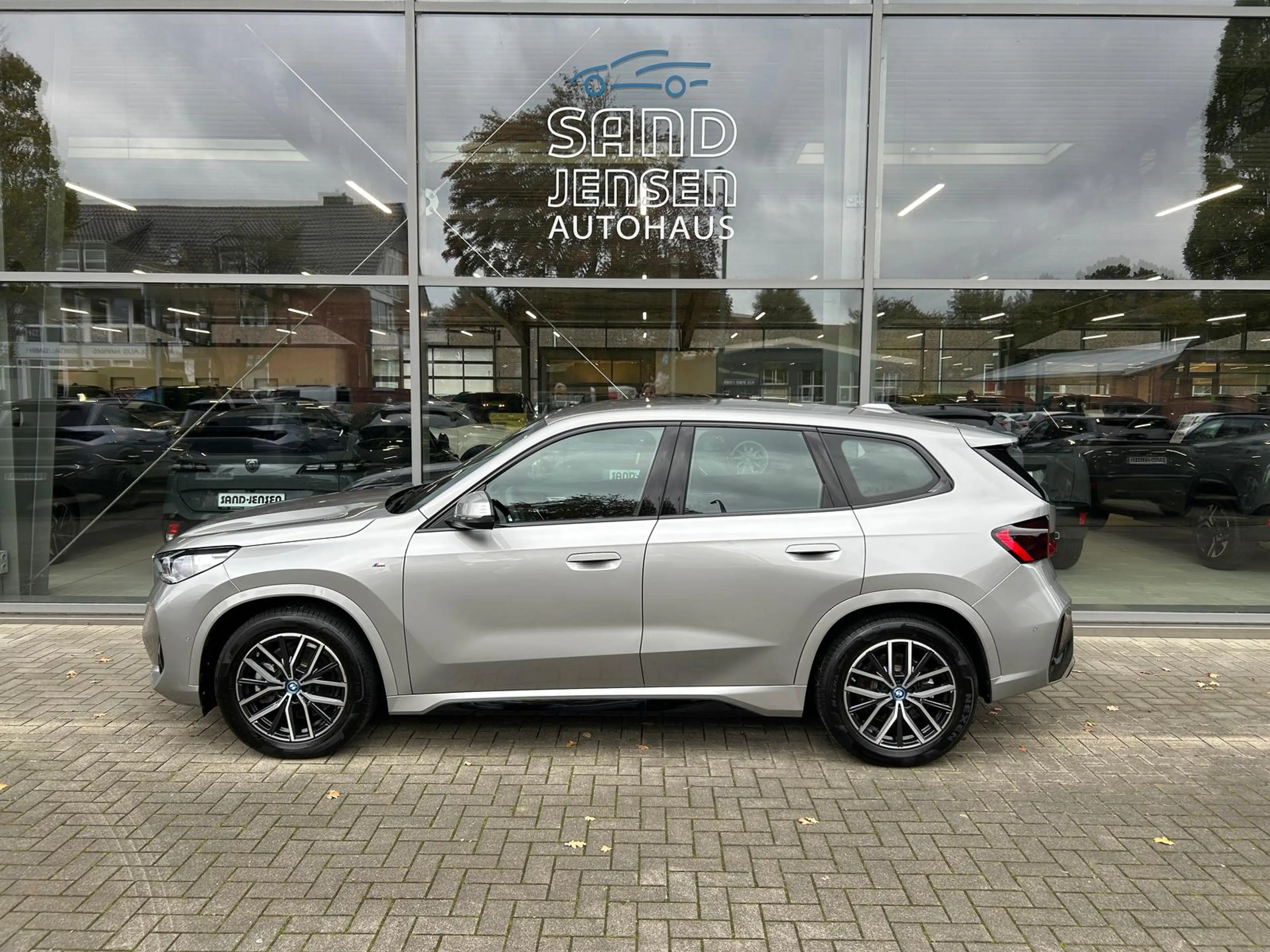 BMW iX1 30 xDrive M-Sport Drivass+ Premium Parkass — photo 3