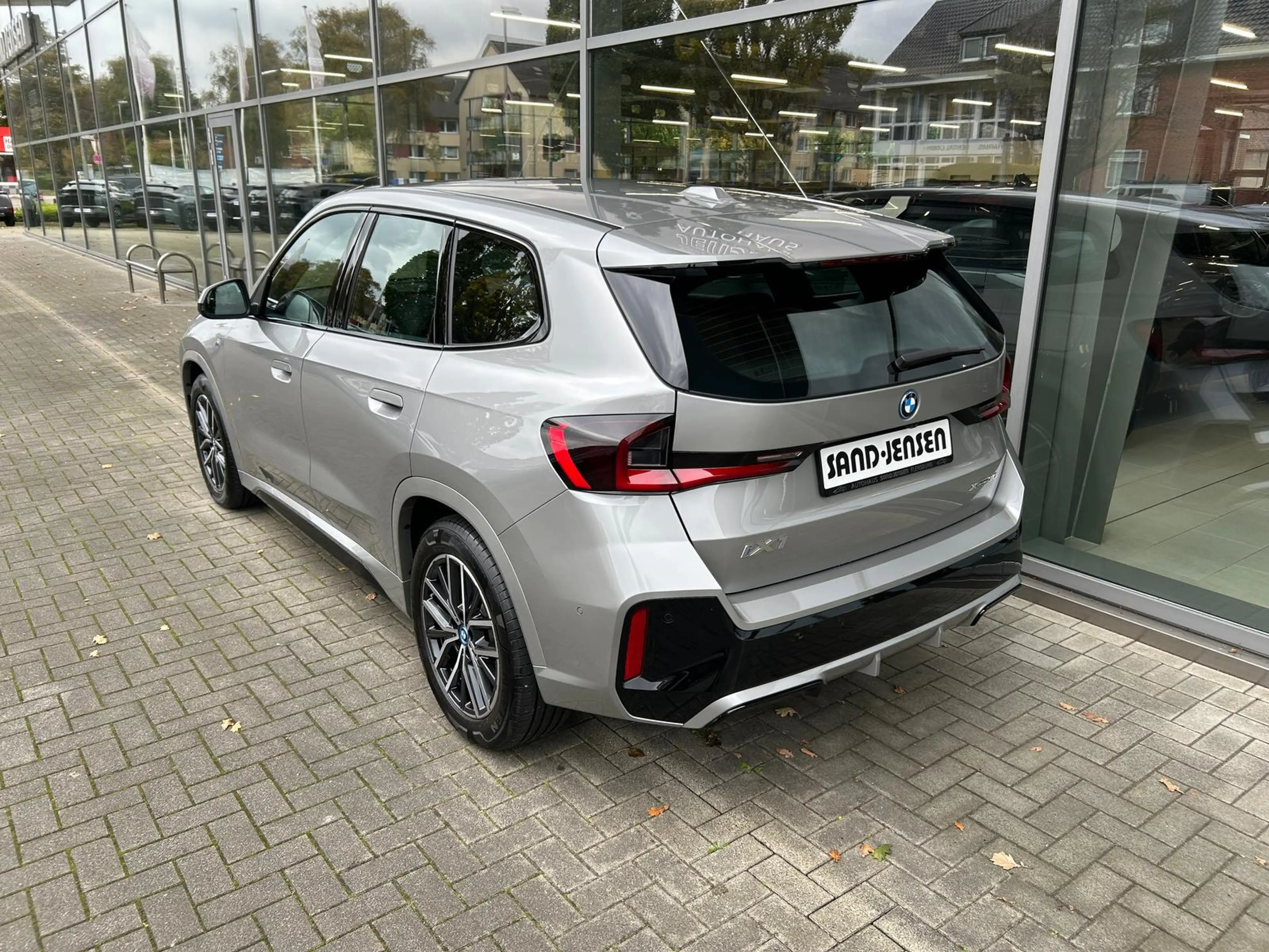 BMW iX1 30 xDrive M-Sport Drivass+ Premium Parkass — photo 4