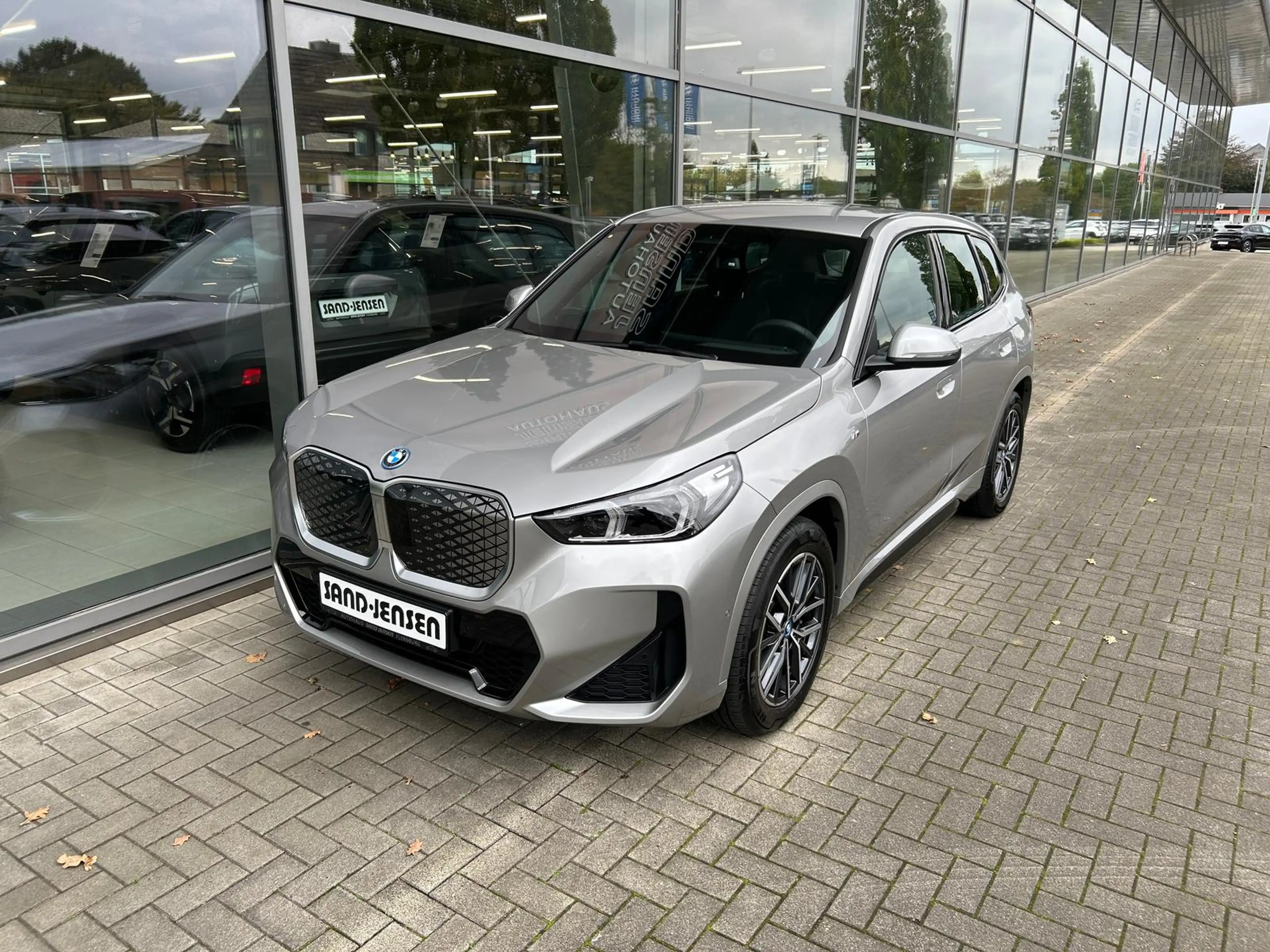BMW iX1 30 xDrive M-Sport Drivass+ Premium Parkass — photo 2