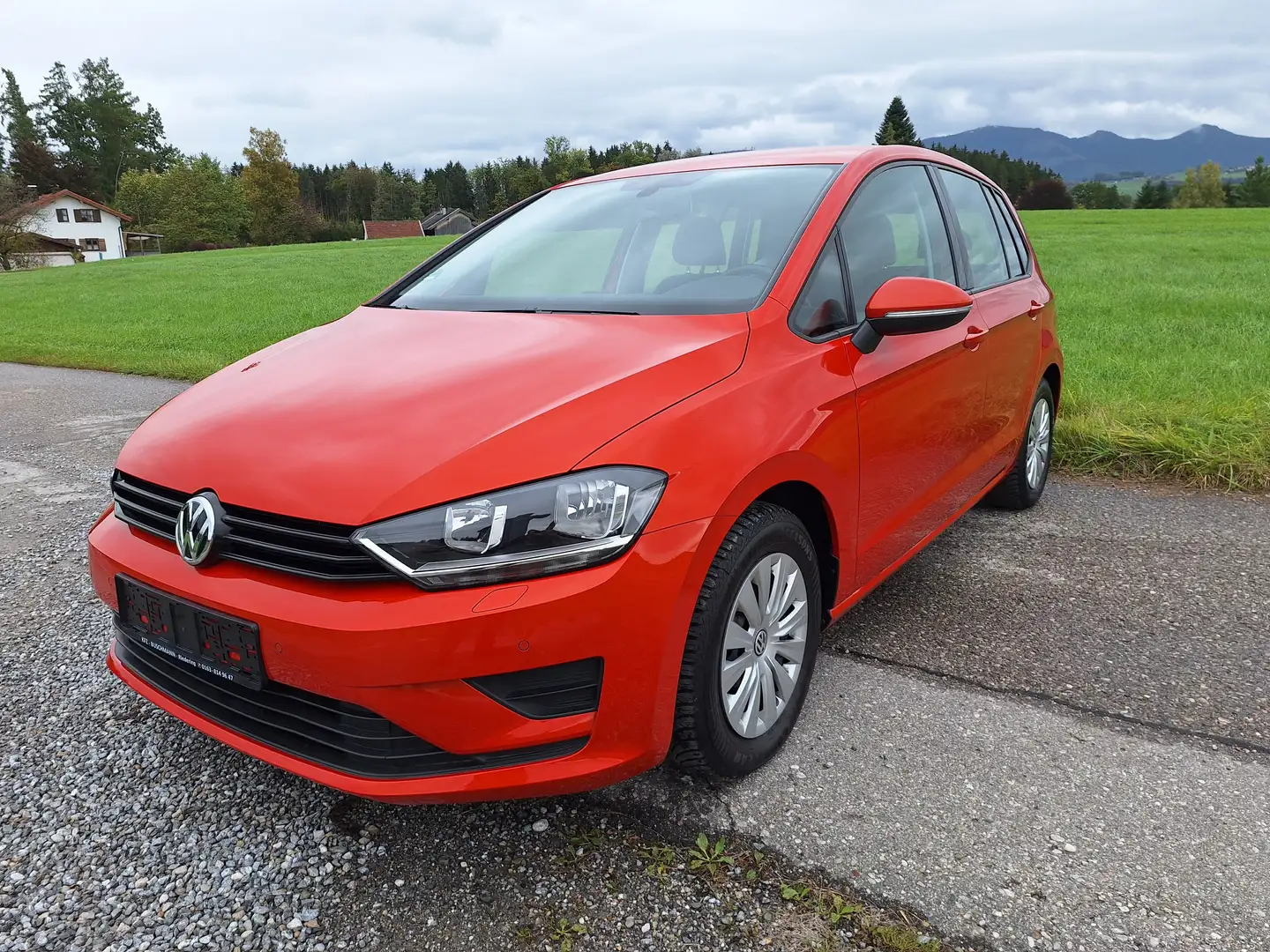Volkswagen Golf Sportsvan Trendline 1,2 TSI, Klima, PDC, SH, AHK, TÜV-neu Orange - 1
