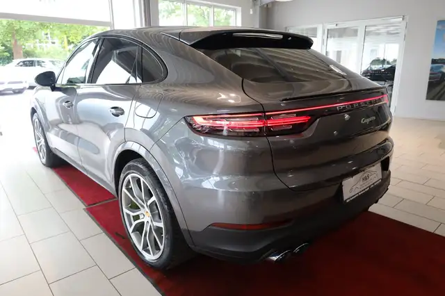 Porsche Cayenne view 3