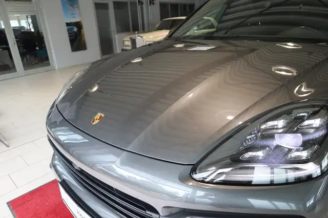 Porsche Cayenne view 11