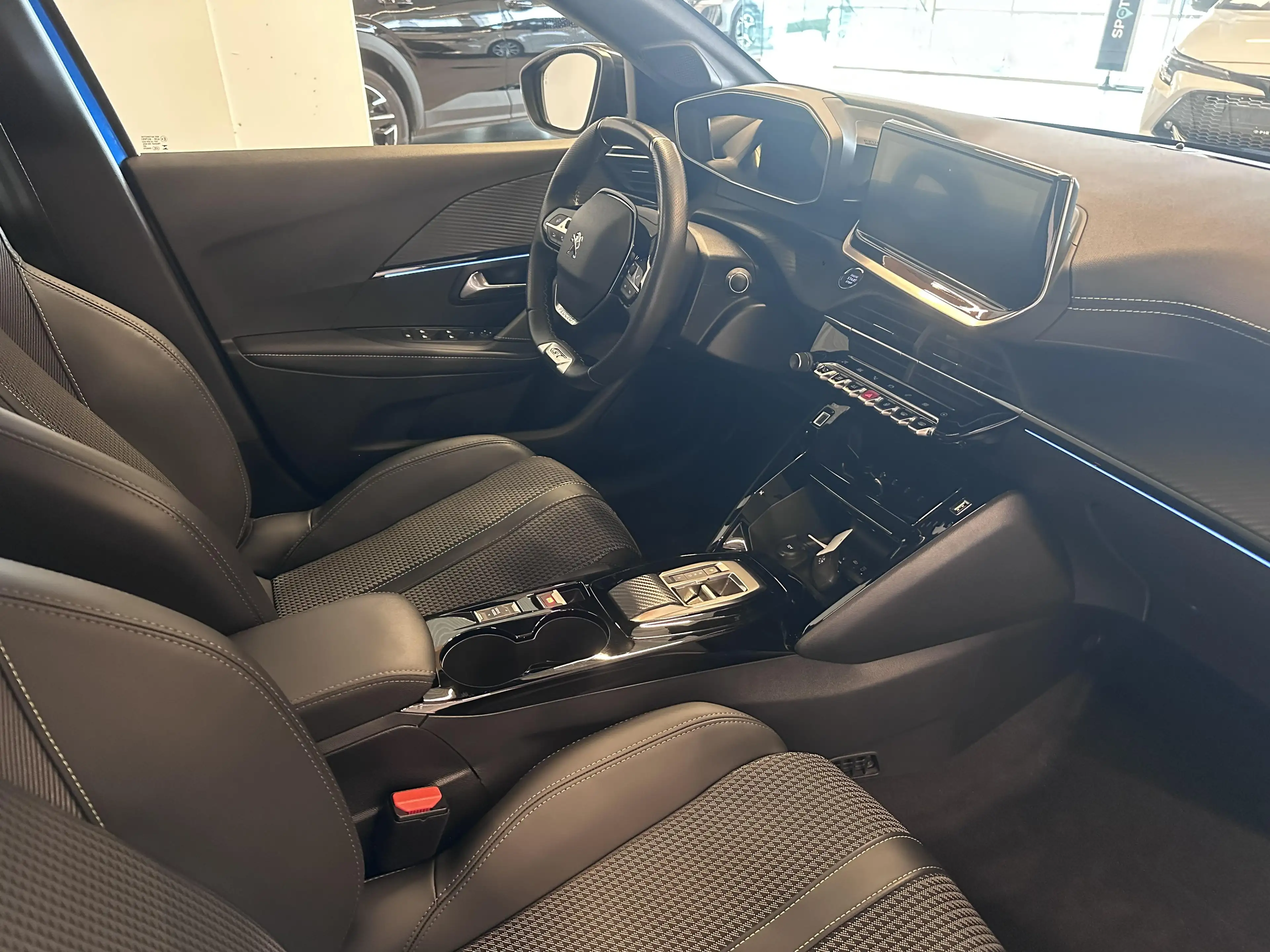 Peugeot e-208 GT ELECTRIC — photo 2