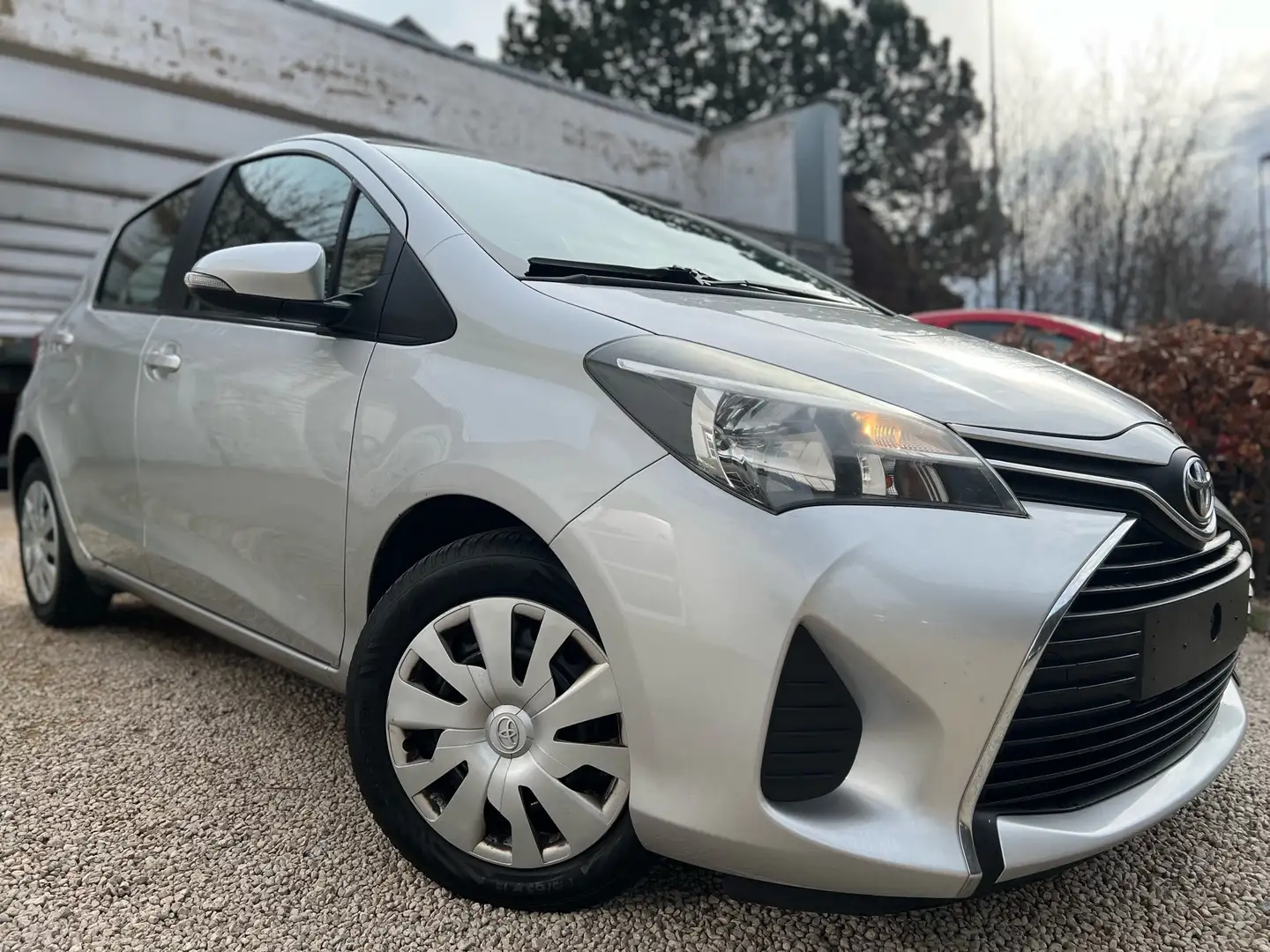 Toyota Yaris 1.0i VVT-i Active and pack Live 2 Gris - 1