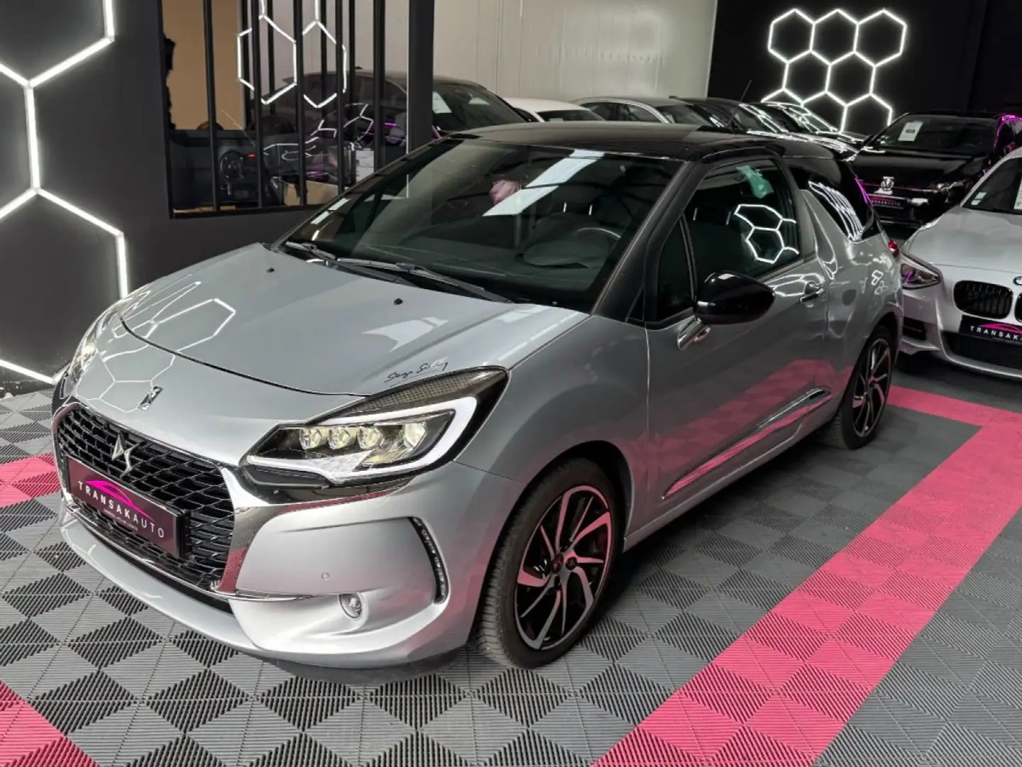 DS Automobiles DS 3 Phase 2 ~ 1.2 110 ch SS EAT6 So Chic ~ Climatisation auto ~ Caméra de recul ~ Radar AV et AR ~ Feux xénon ~ Gris - 2