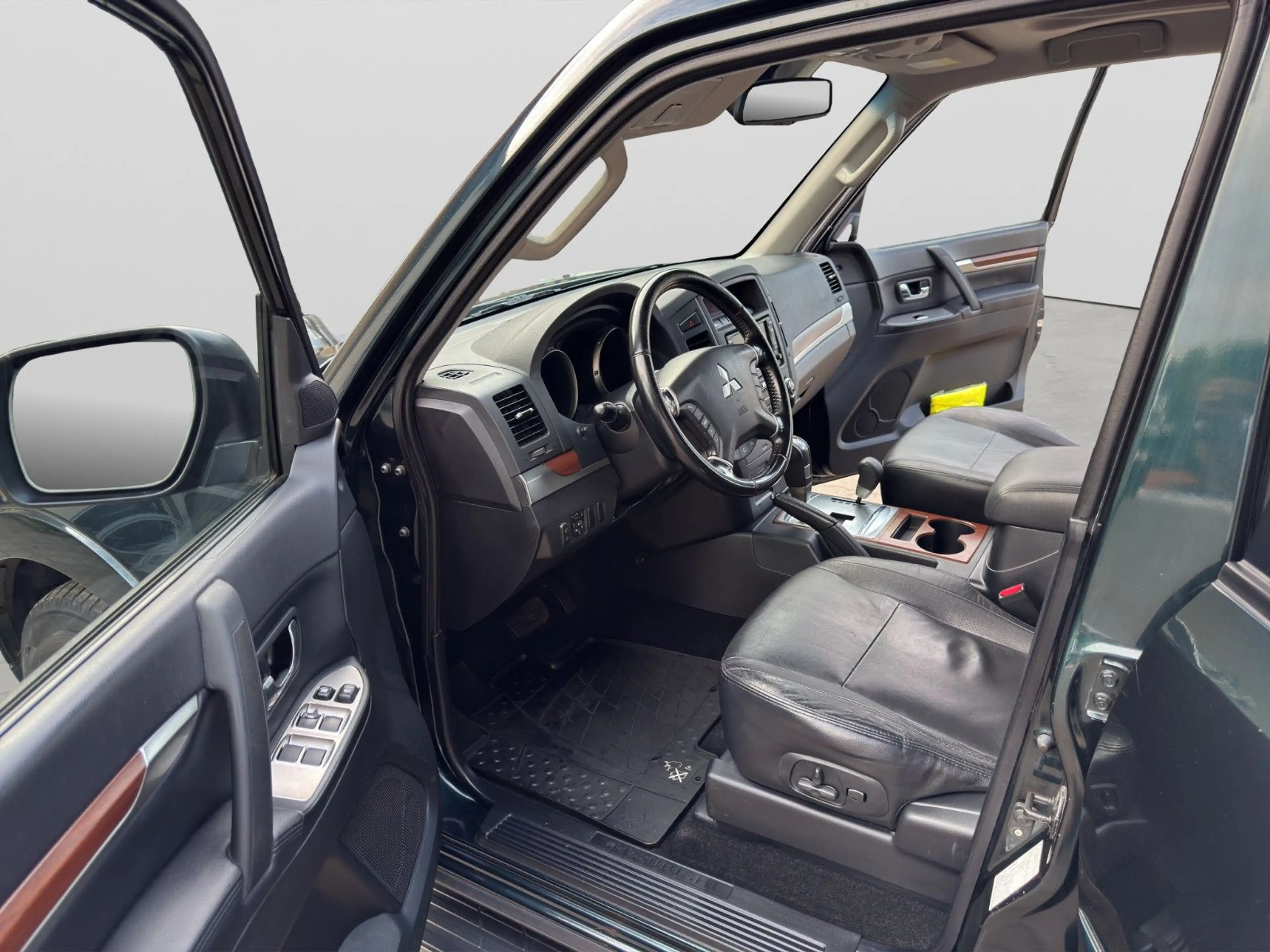 Mitsubishi Pajero 3.2 Aut. 4x4 7.Sitze SITZH KAM PANO AHK — photo 11