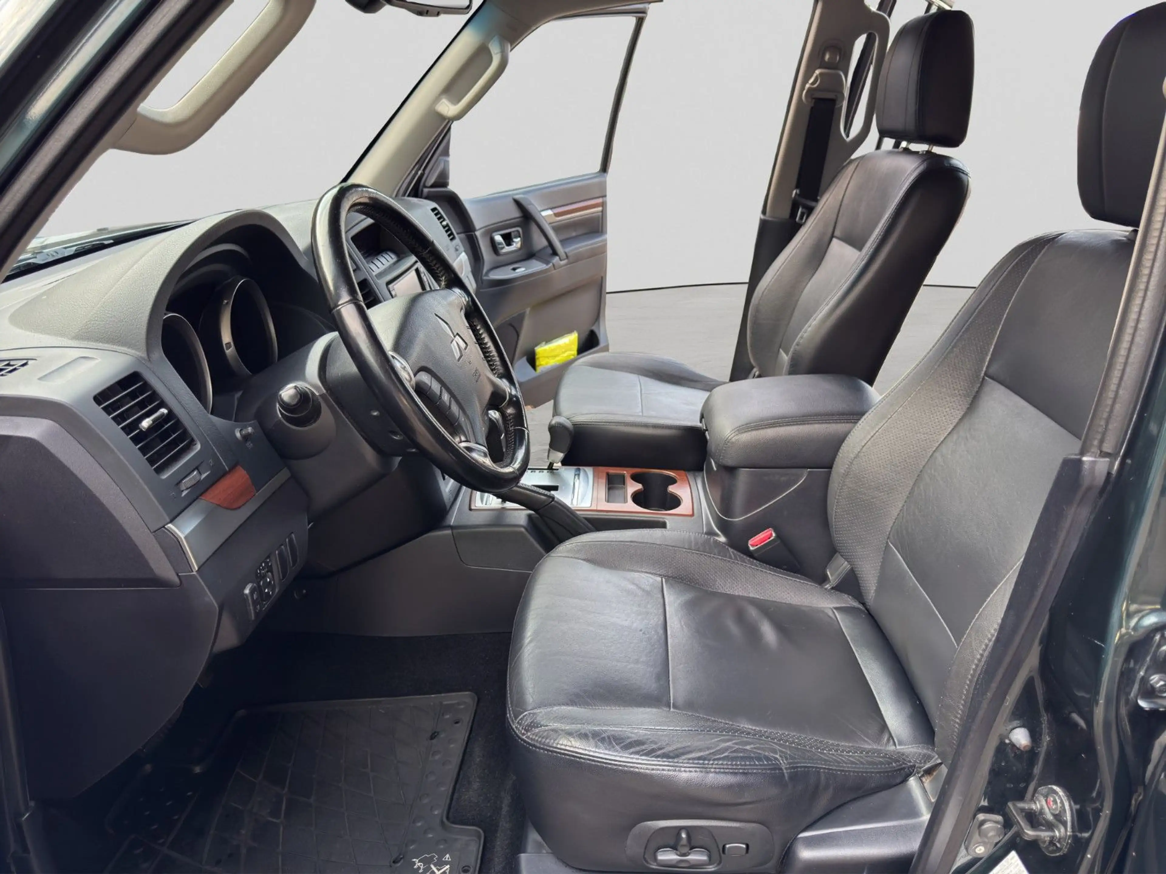 Mitsubishi Pajero 3.2 Aut. 4x4 7.Sitze SITZH KAM PANO AHK — photo 12