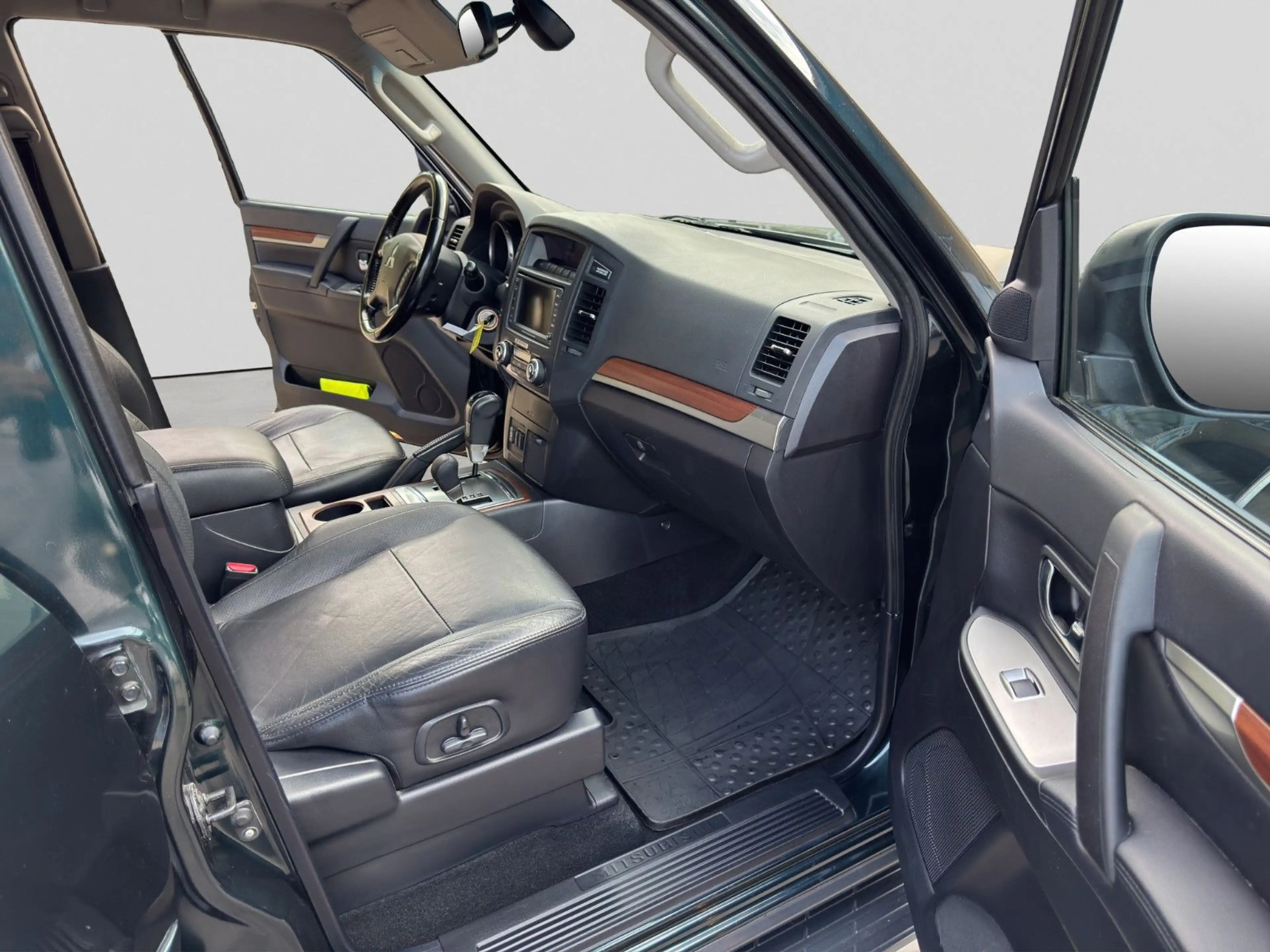 Mitsubishi Pajero 3.2 Aut. 4x4 7.Sitze SITZH KAM PANO AHK — photo 15