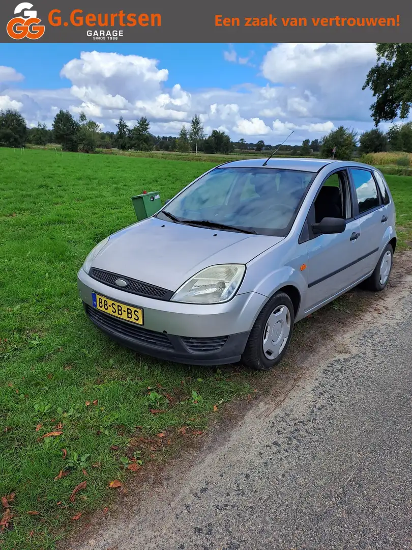 Ford Fiesta 1.3-8V Champion leuke auto, word onder handelsvoor Grijs - 1