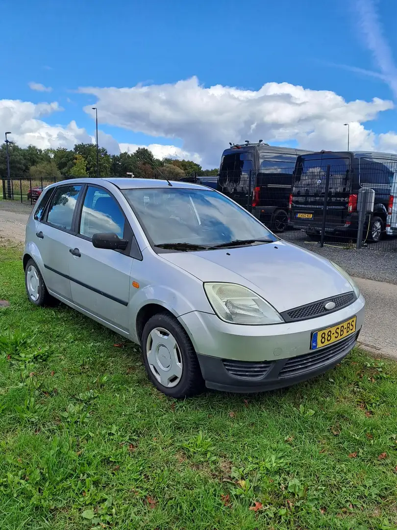 Ford Fiesta 1.3-8V Champion leuke auto, word onder handelsvoor Grijs - 2