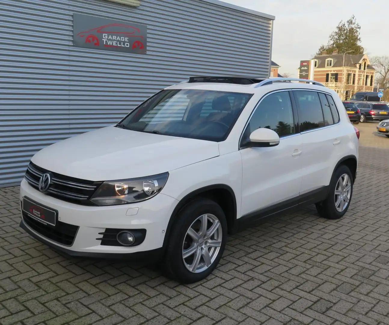 Volkswagen Tiguan 1.4 TSI Sport&Style panoramadak, navigatie, pdc,16 Wit - 2